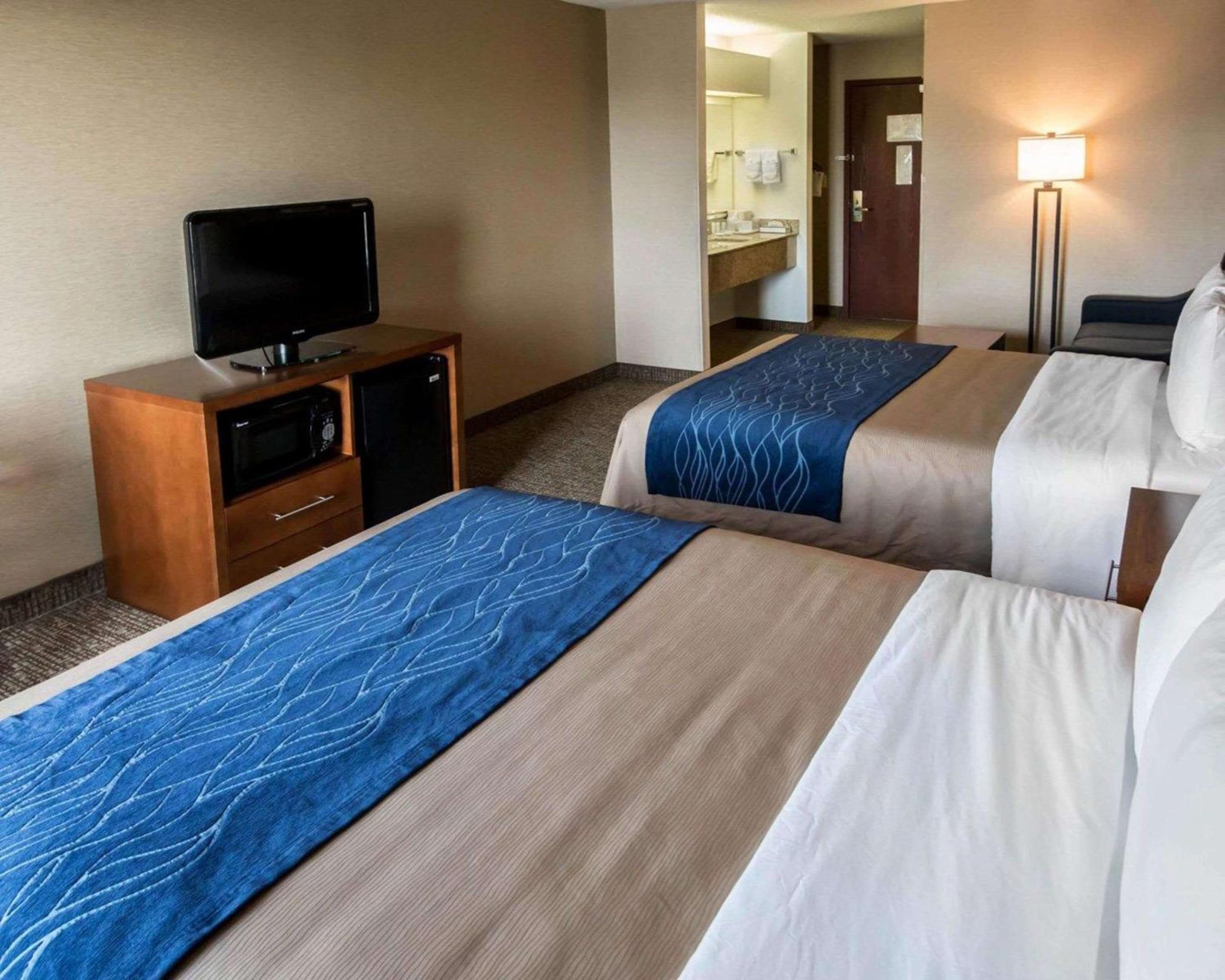 Queen Room with Two Queen Beds - Non-Smoking - Photo 2