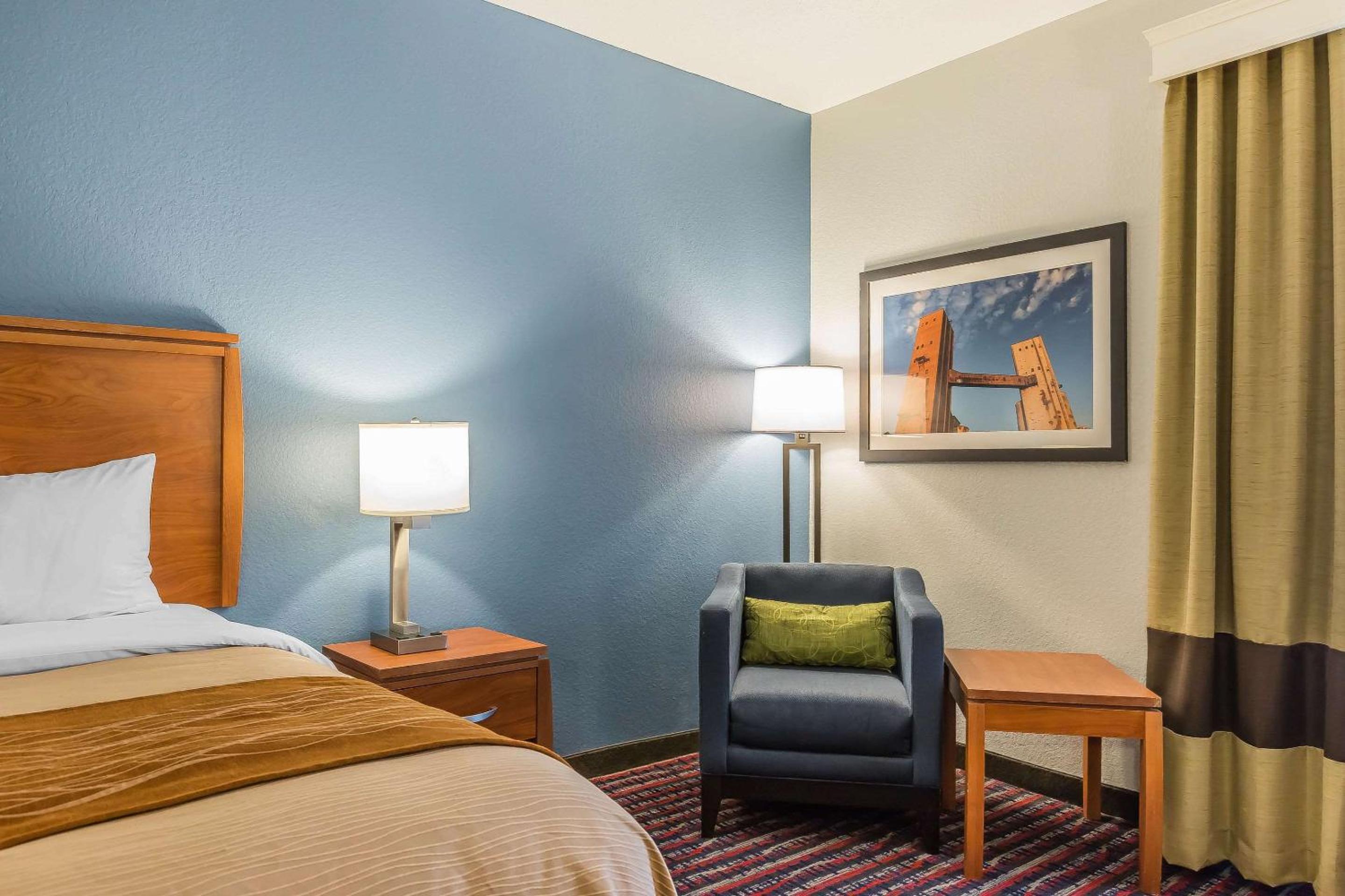 Standard King Room - Non-Smoking  - Photo 3