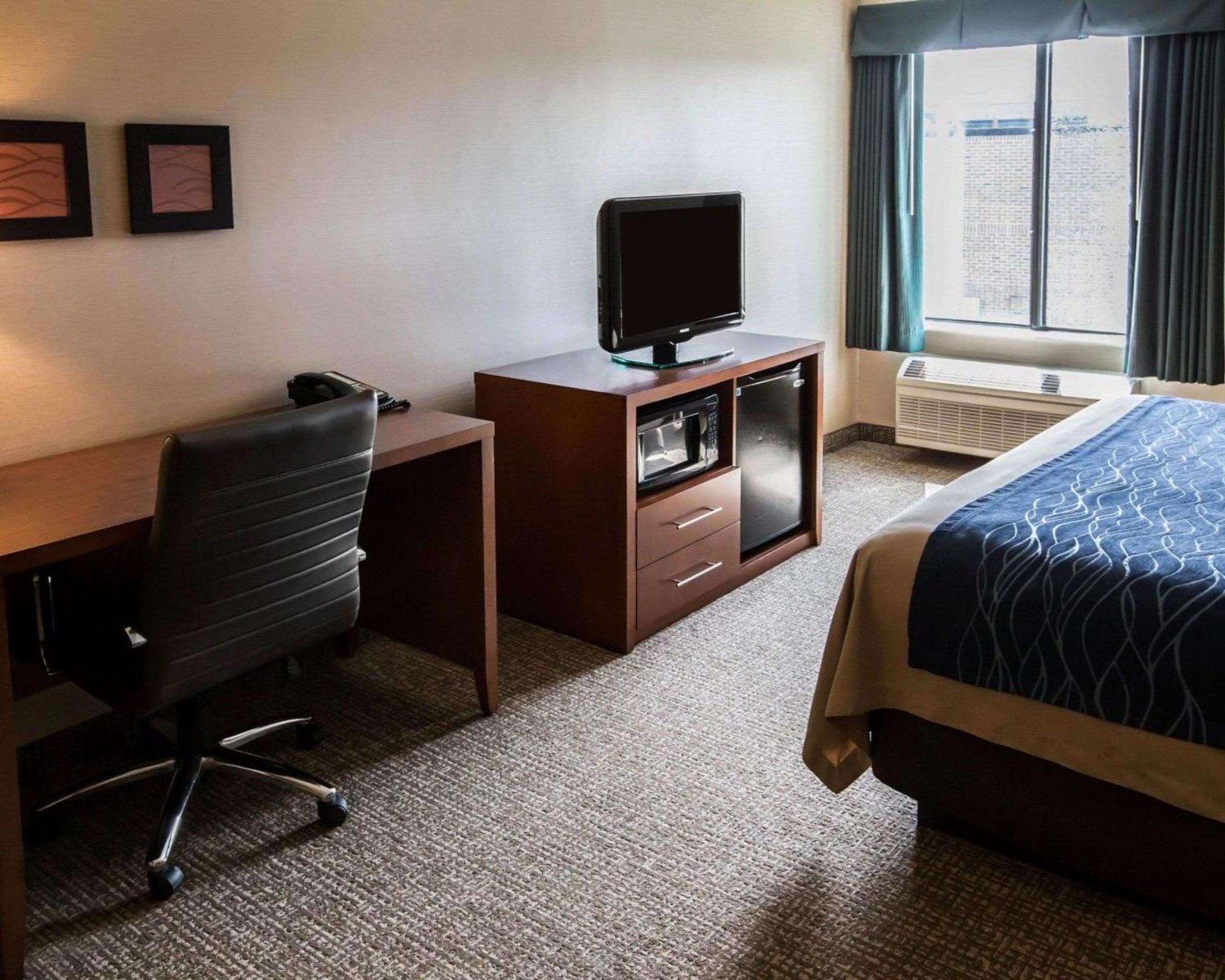King Suite - Non-Smoking - Photo 4