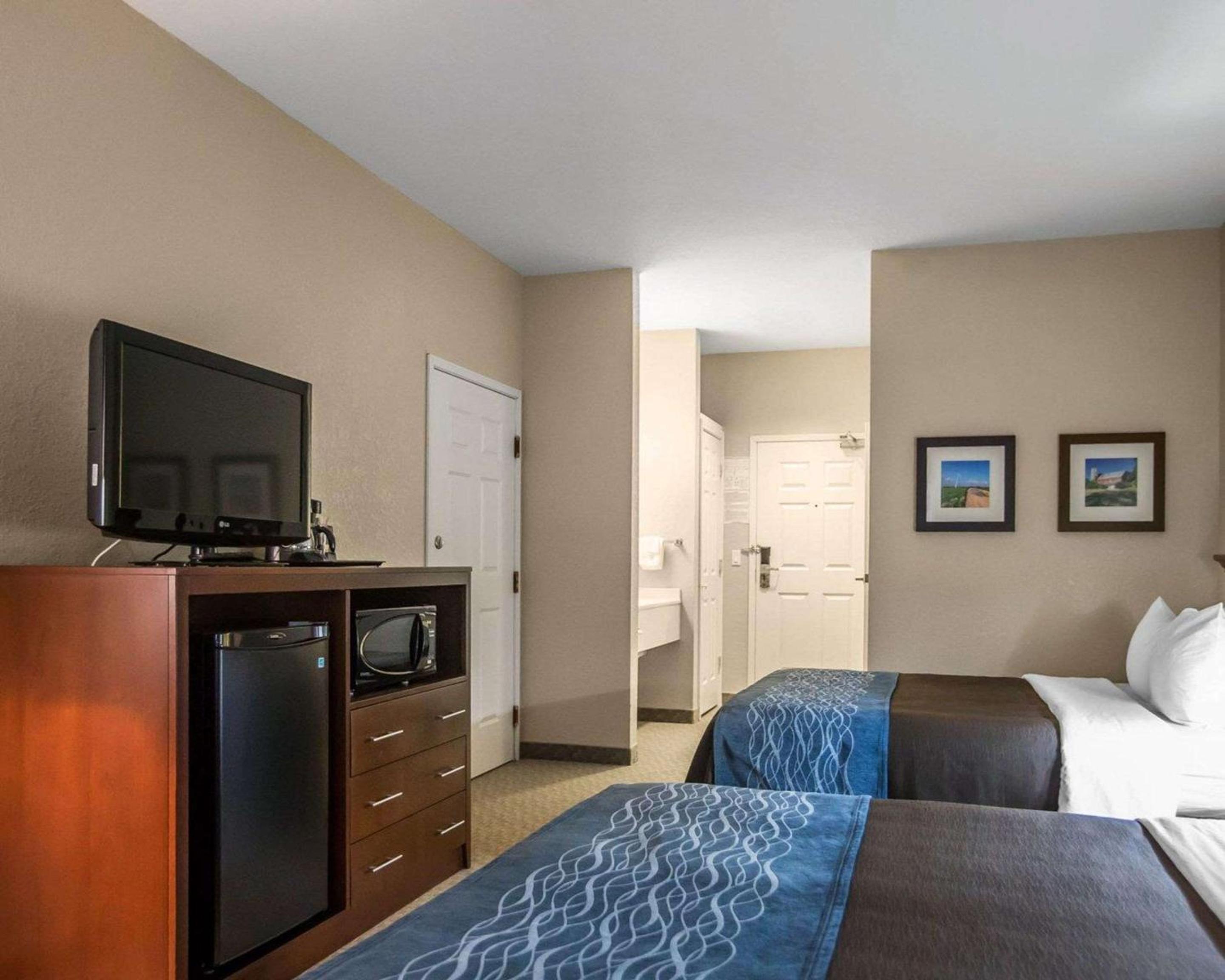 Queen Room with Two Queen Beds - Non-Smoking - Photo 2