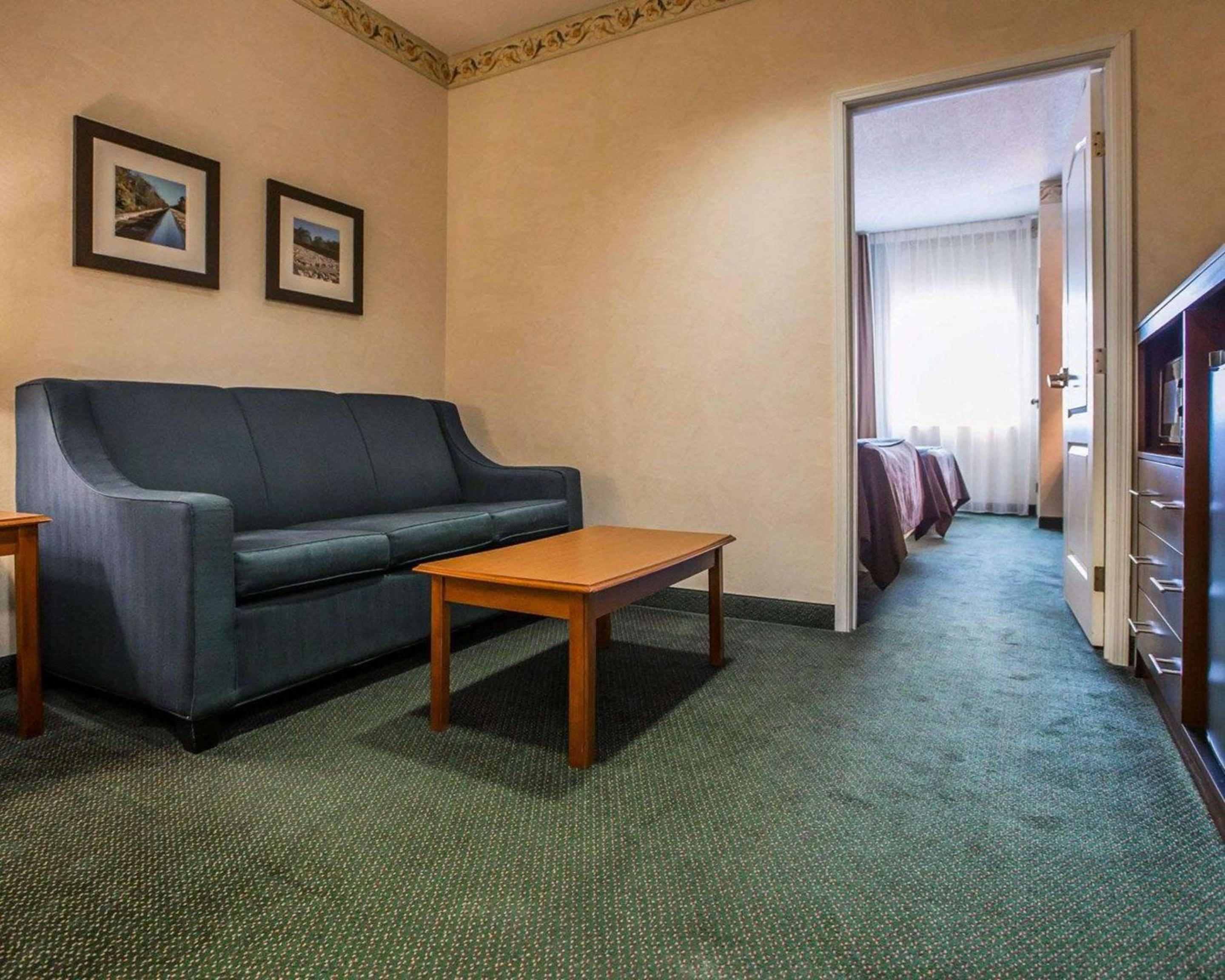 Queen Suite with Two Queen Beds and Sofa Bed - Non-Smoking - Photo 3