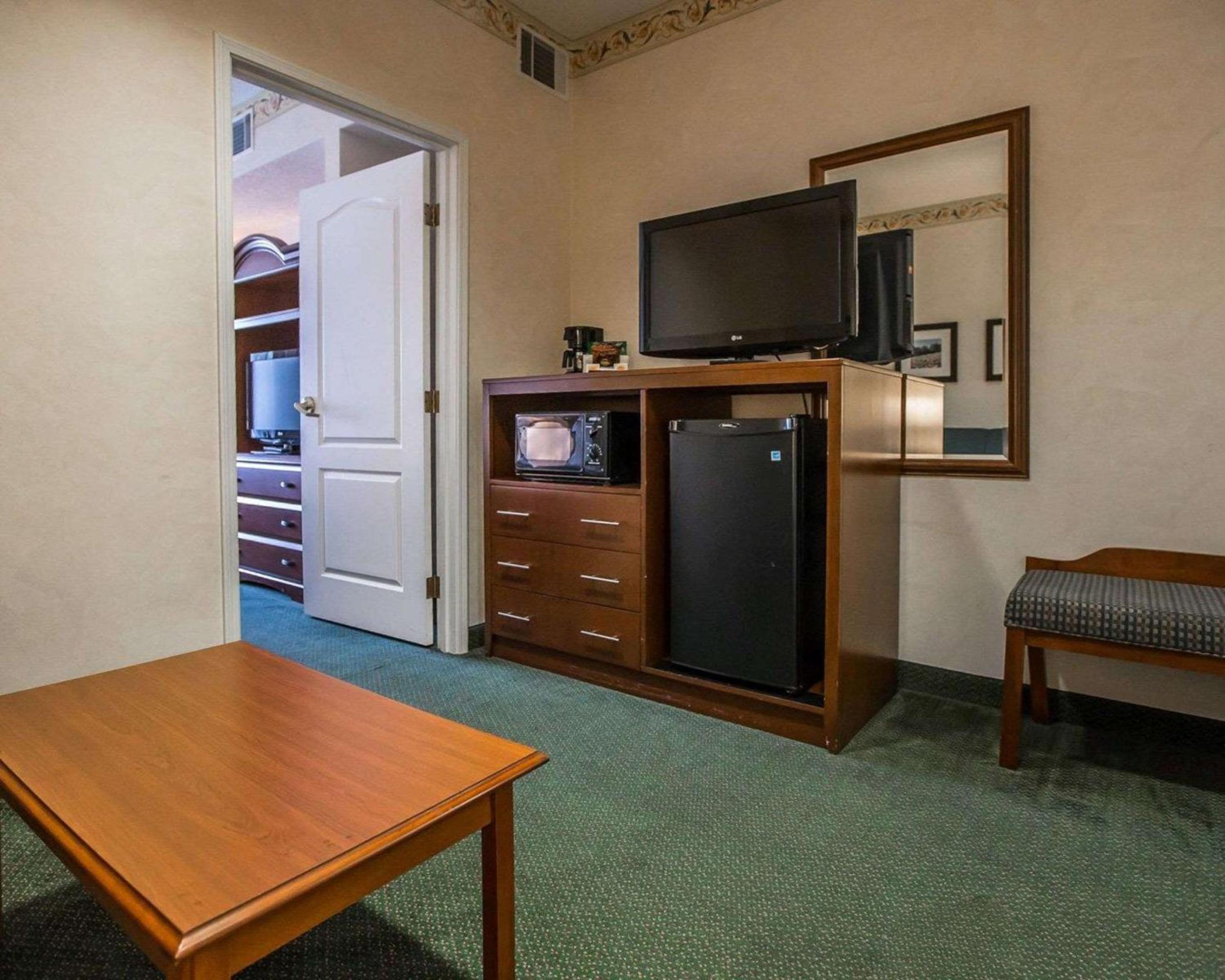 Queen Suite with Two Queen Beds and Sofa Bed - Non-Smoking - Photo 2