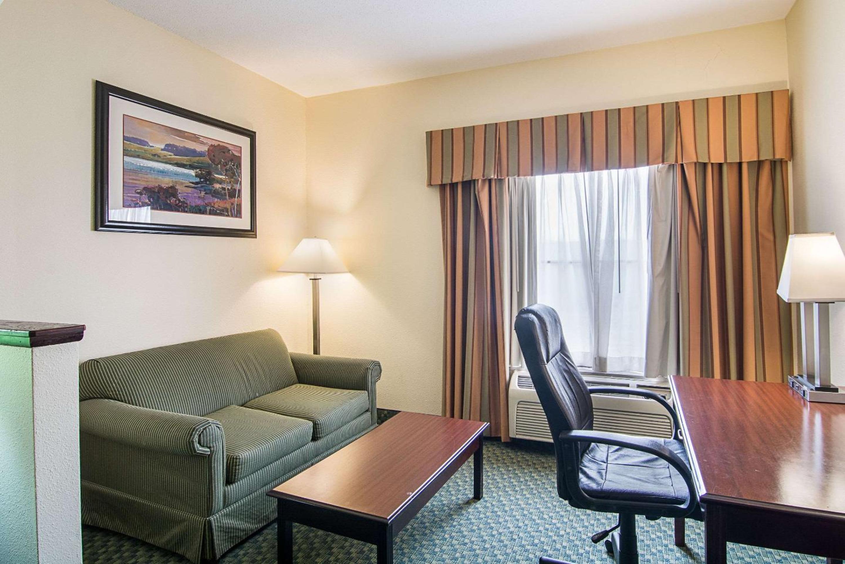 King Suite - Non-Smoking - Photo 4