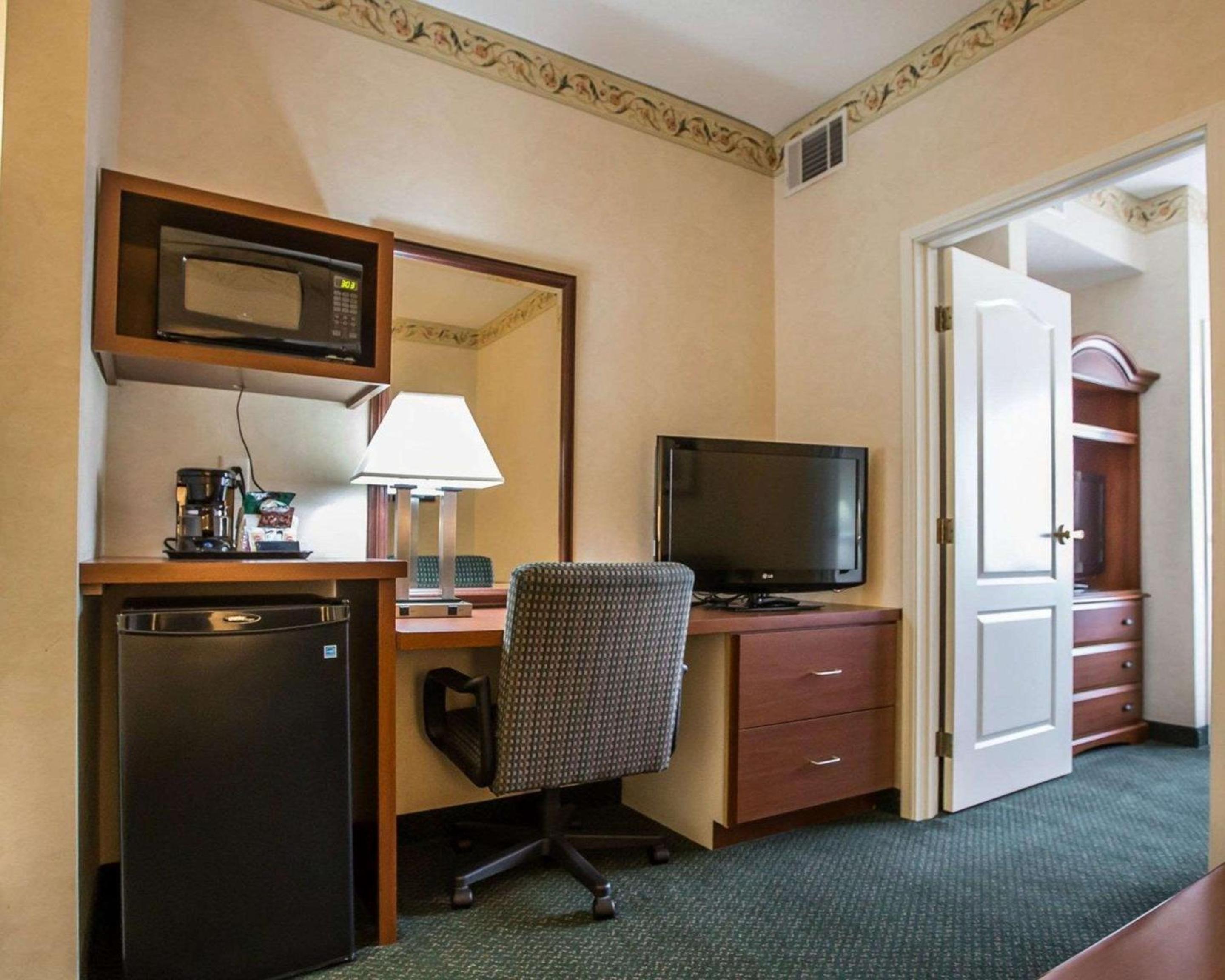 Queen Suite with Sofa Bed - Non-Smoking - Photo 3