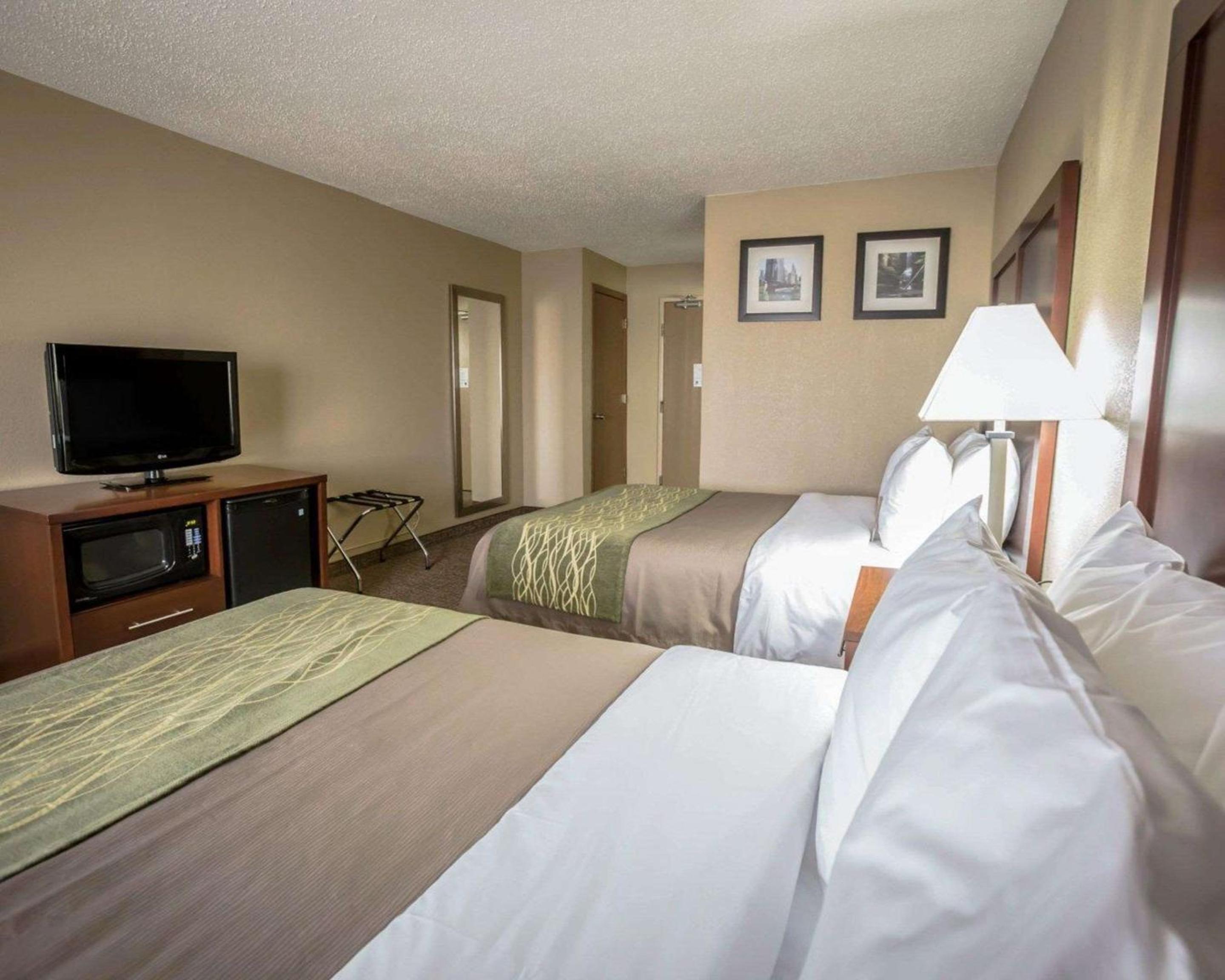 Queen Room with Two Queen Beds - Non-Smoking photo 1