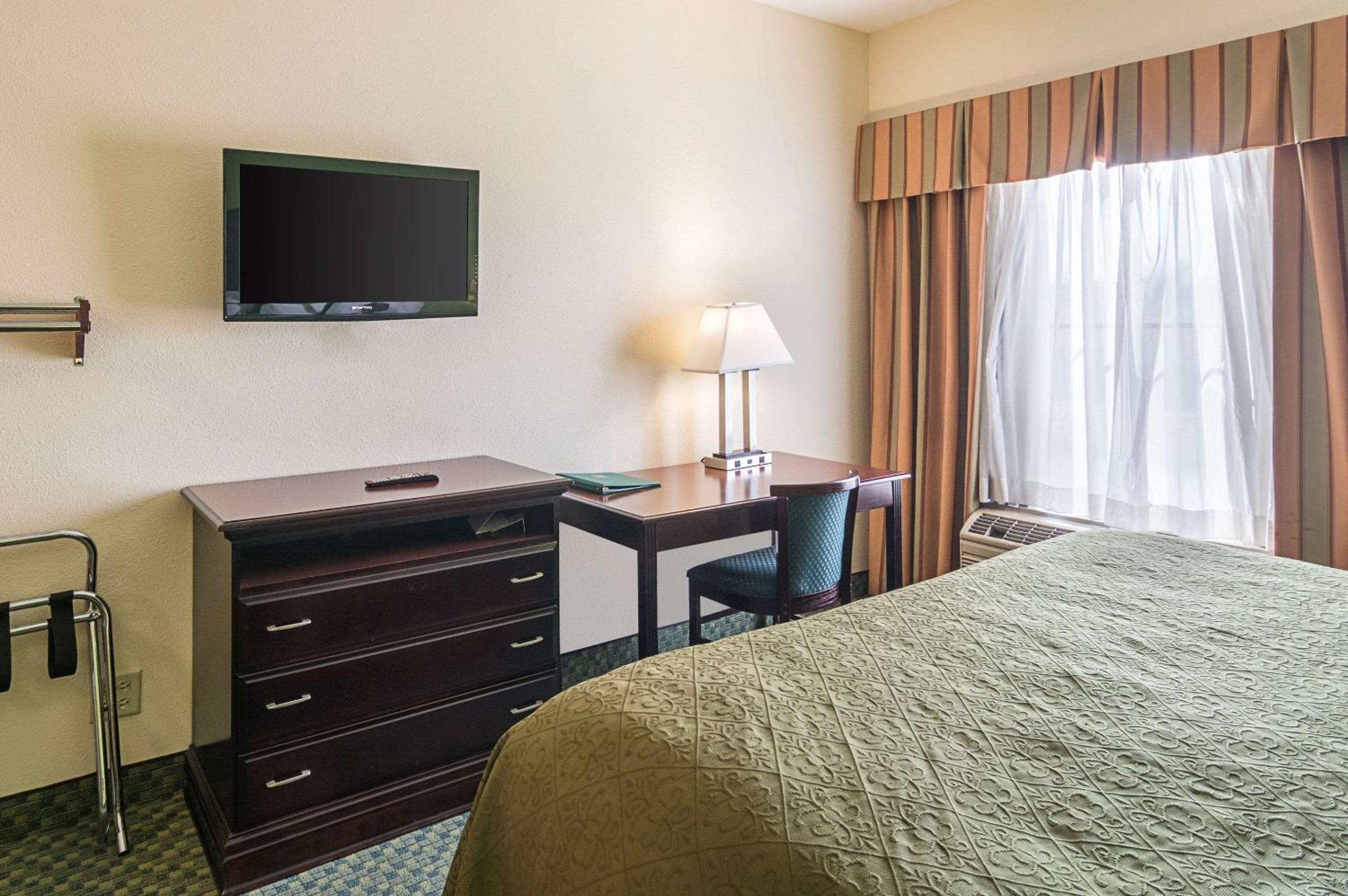 King Suite - Disability Access - Photo 4