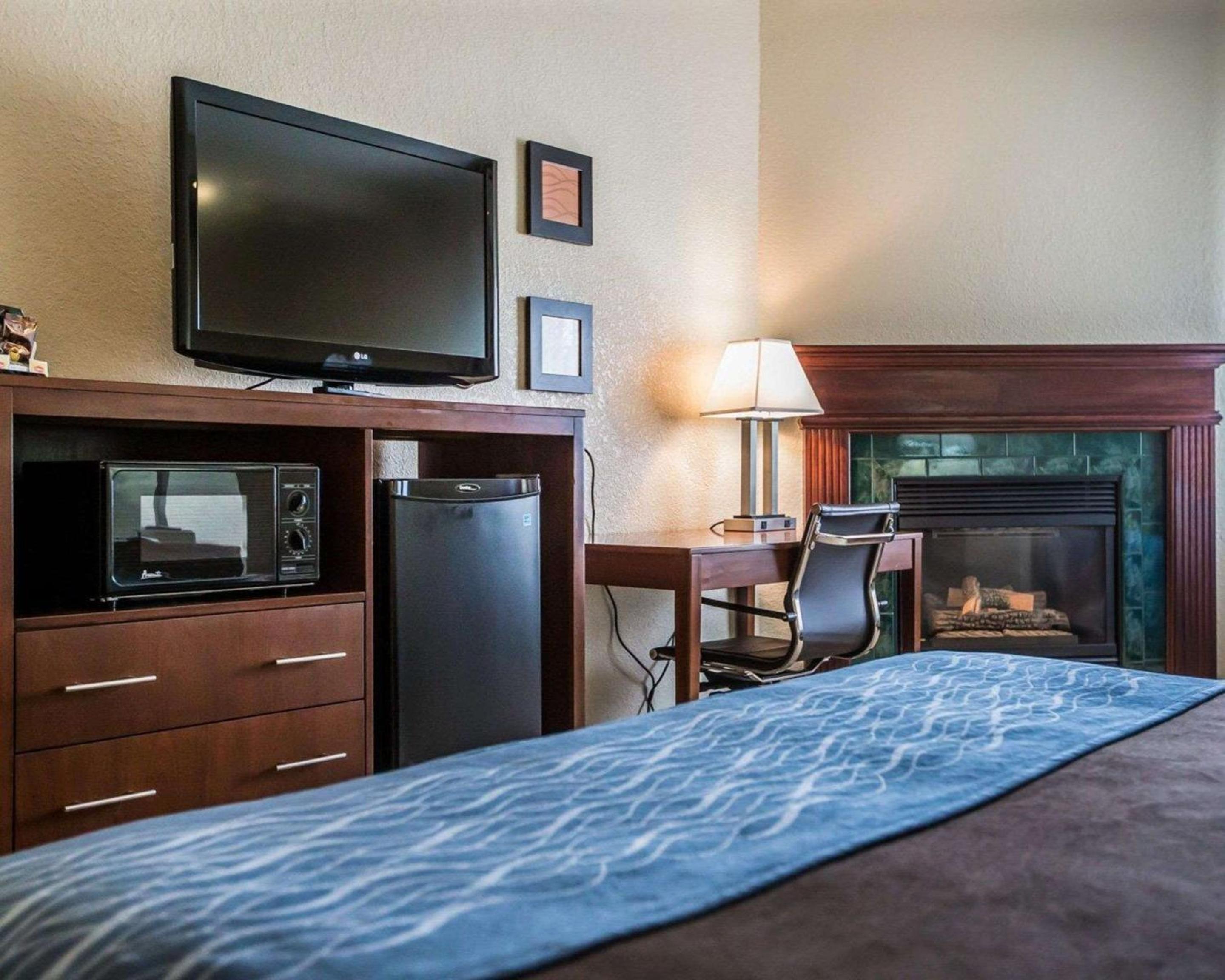 Standard King Room - Non-Smoking  - Photo 3