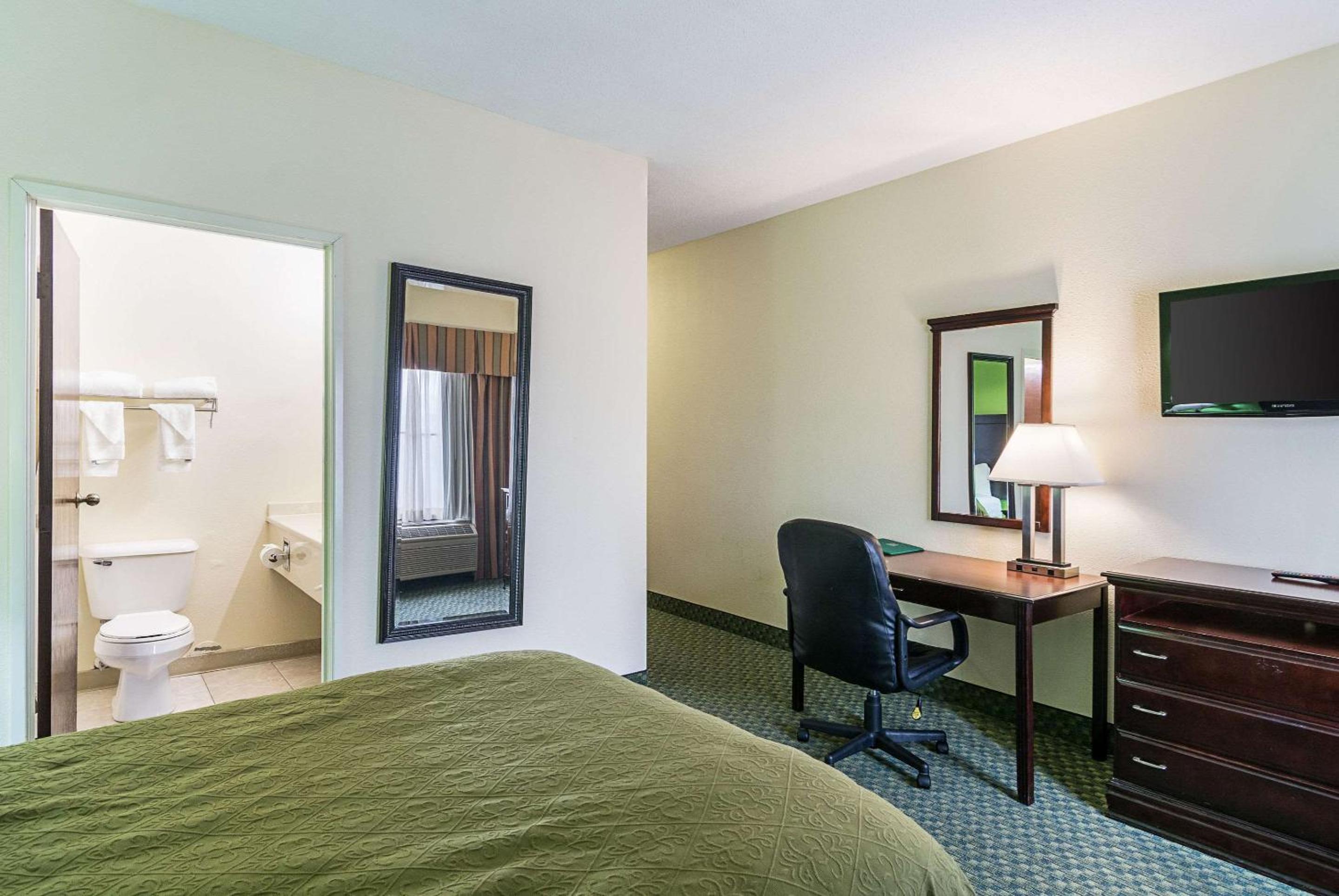 Suite - Non-Smoking - Photo 3