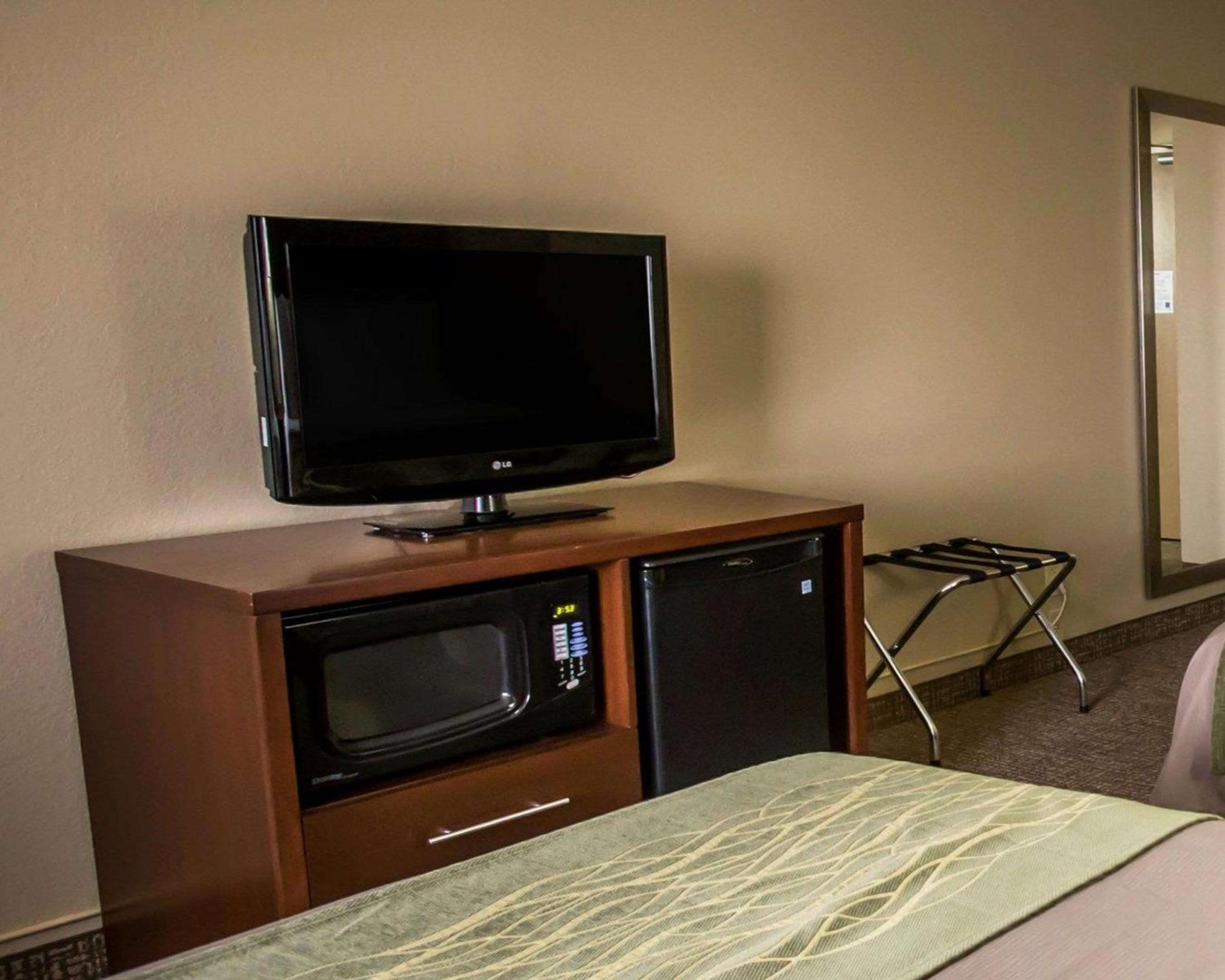 Queen Room with Two Queen Beds - Non-Smoking photo 2