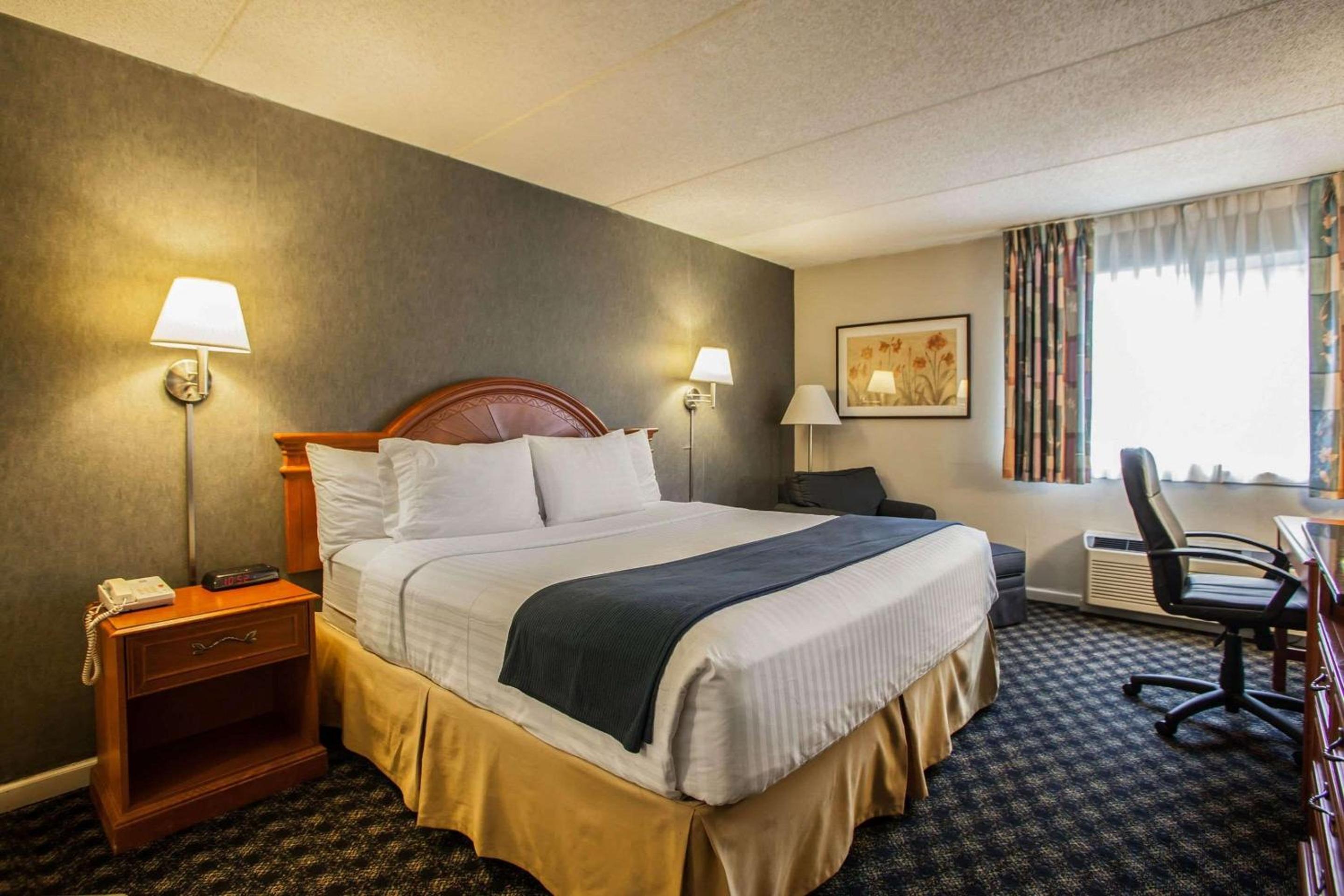 Standard King Room - Non-Smoking  - Photo 1