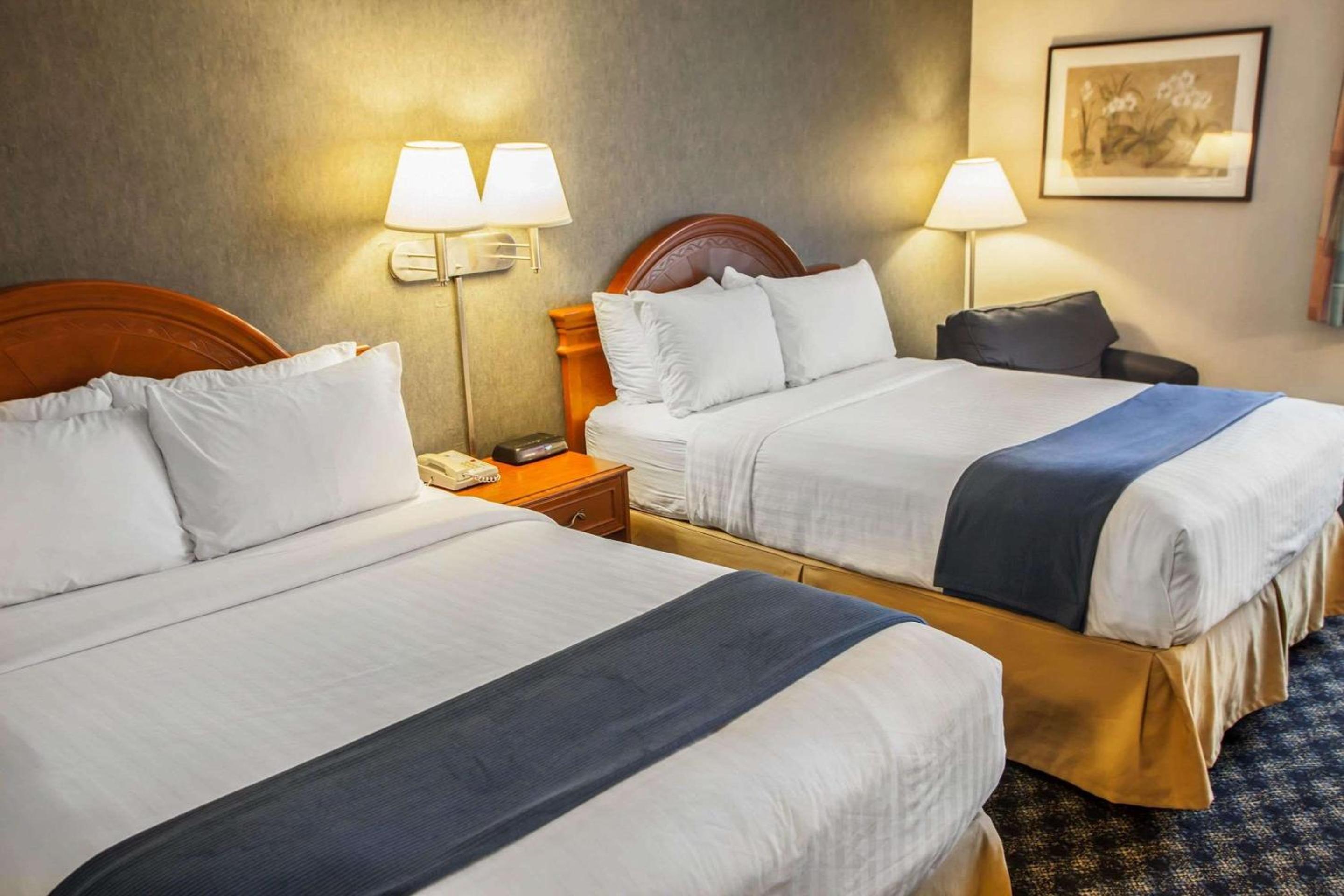 Double Room with Two Double Beds - Accessible/Non-Smoking - Photo 3
