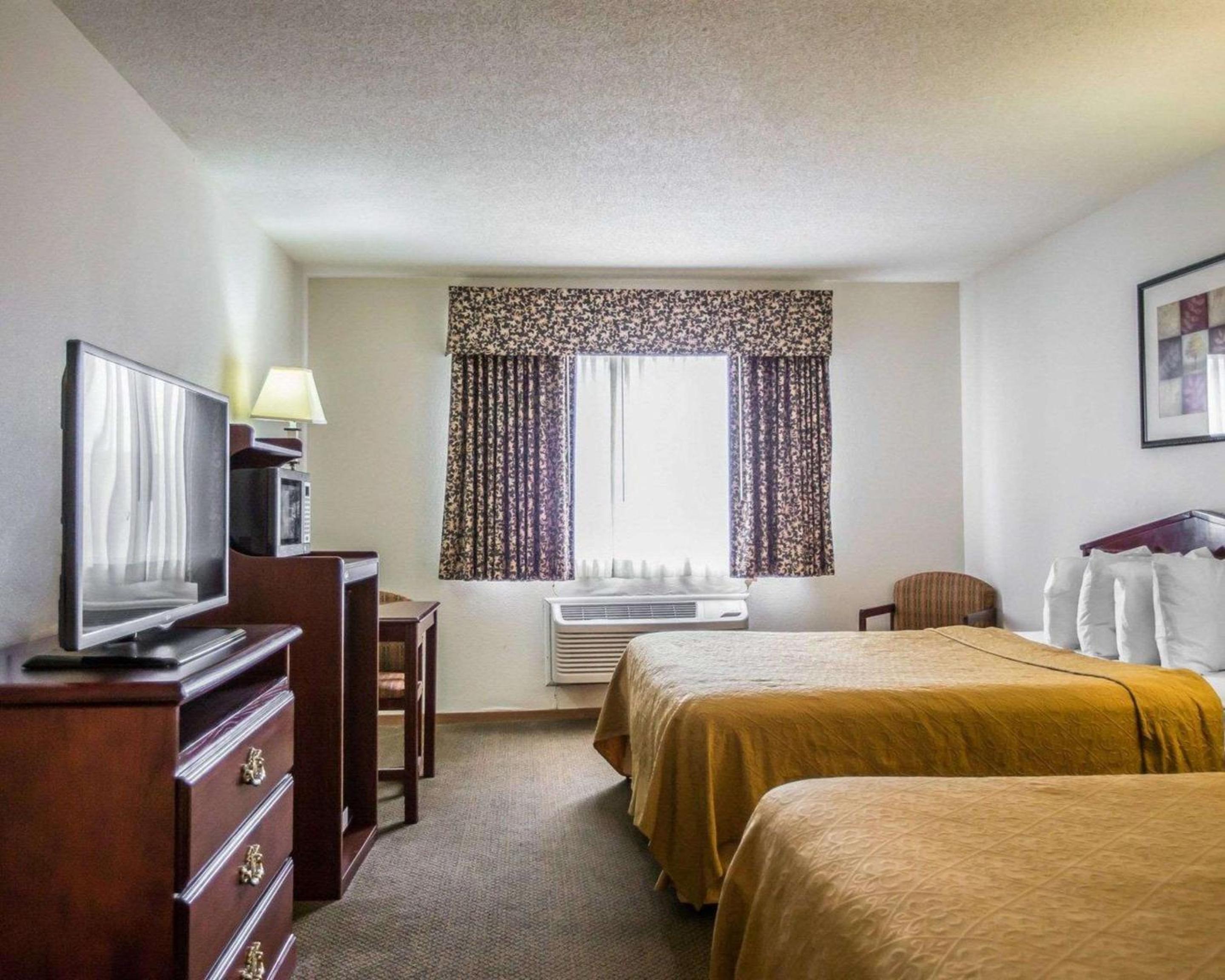 Queen Room with Two Queen Beds - Non-Smoking - Photo 2