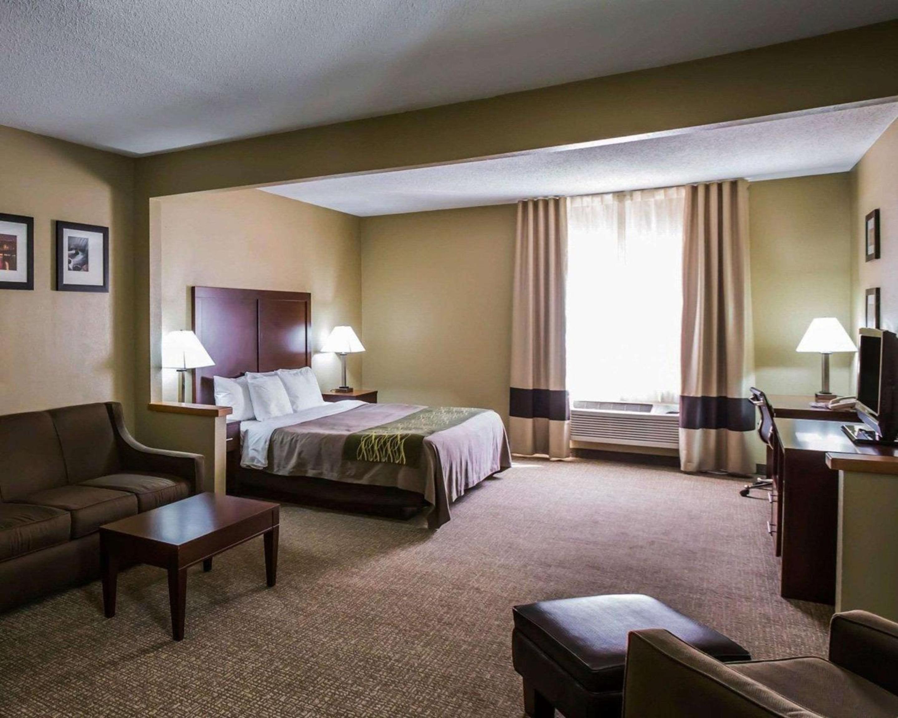 King Suite - Non-Smoking photo 2