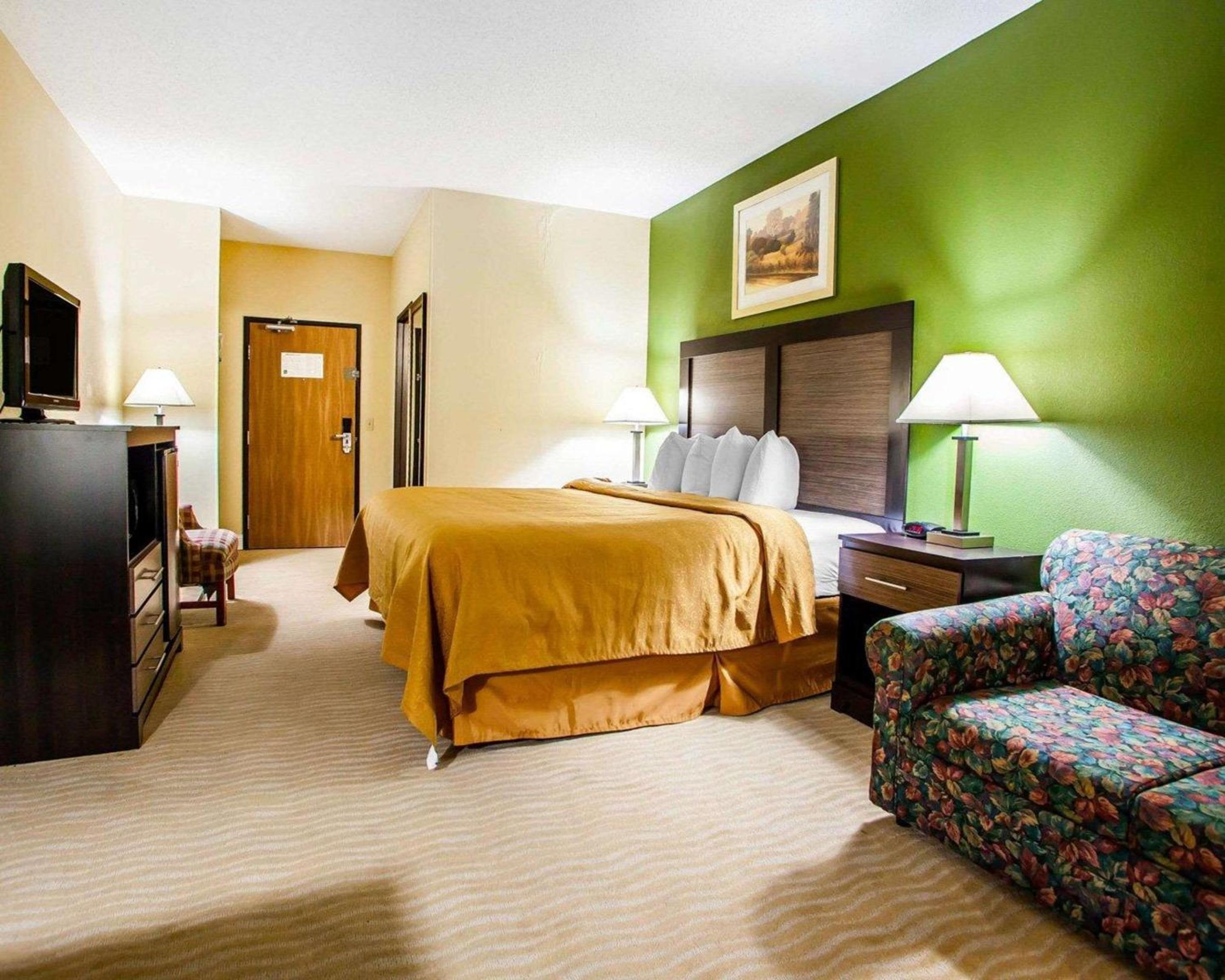 King Suite - Non-Smoking - Photo 3