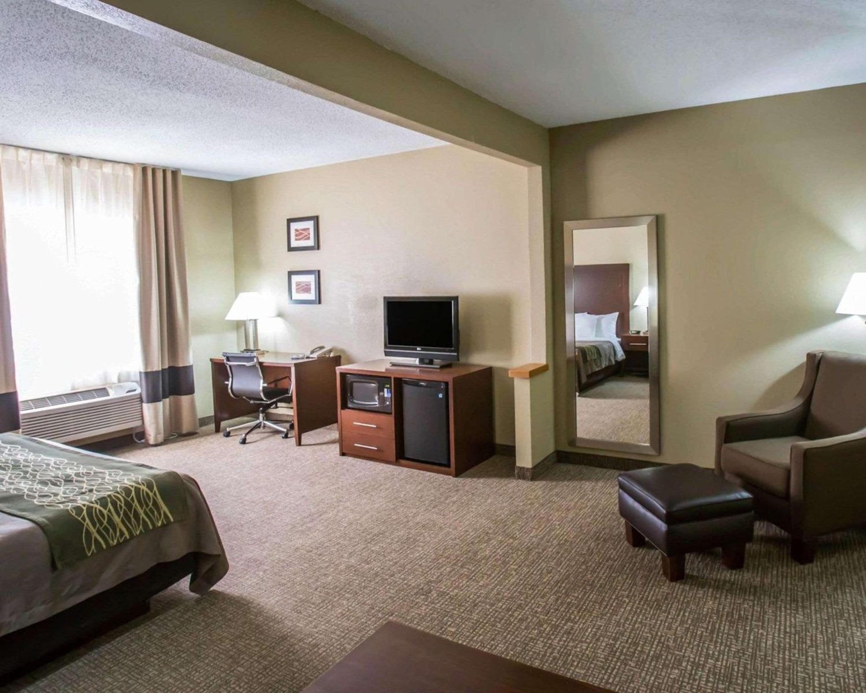 King Suite - Non-Smoking photo 3