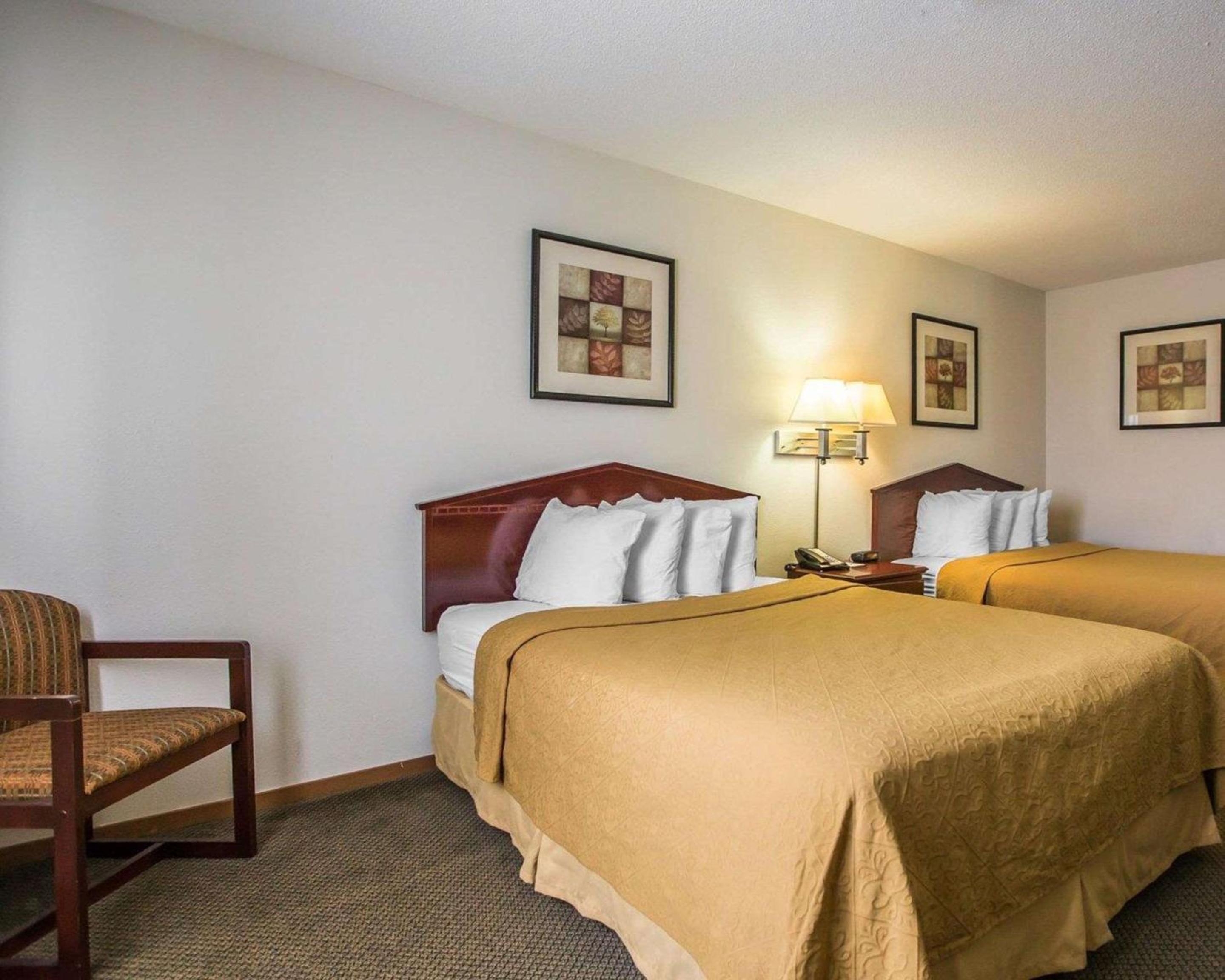 Queen Room with Two Queen Beds - Non-Smoking - Photo 4