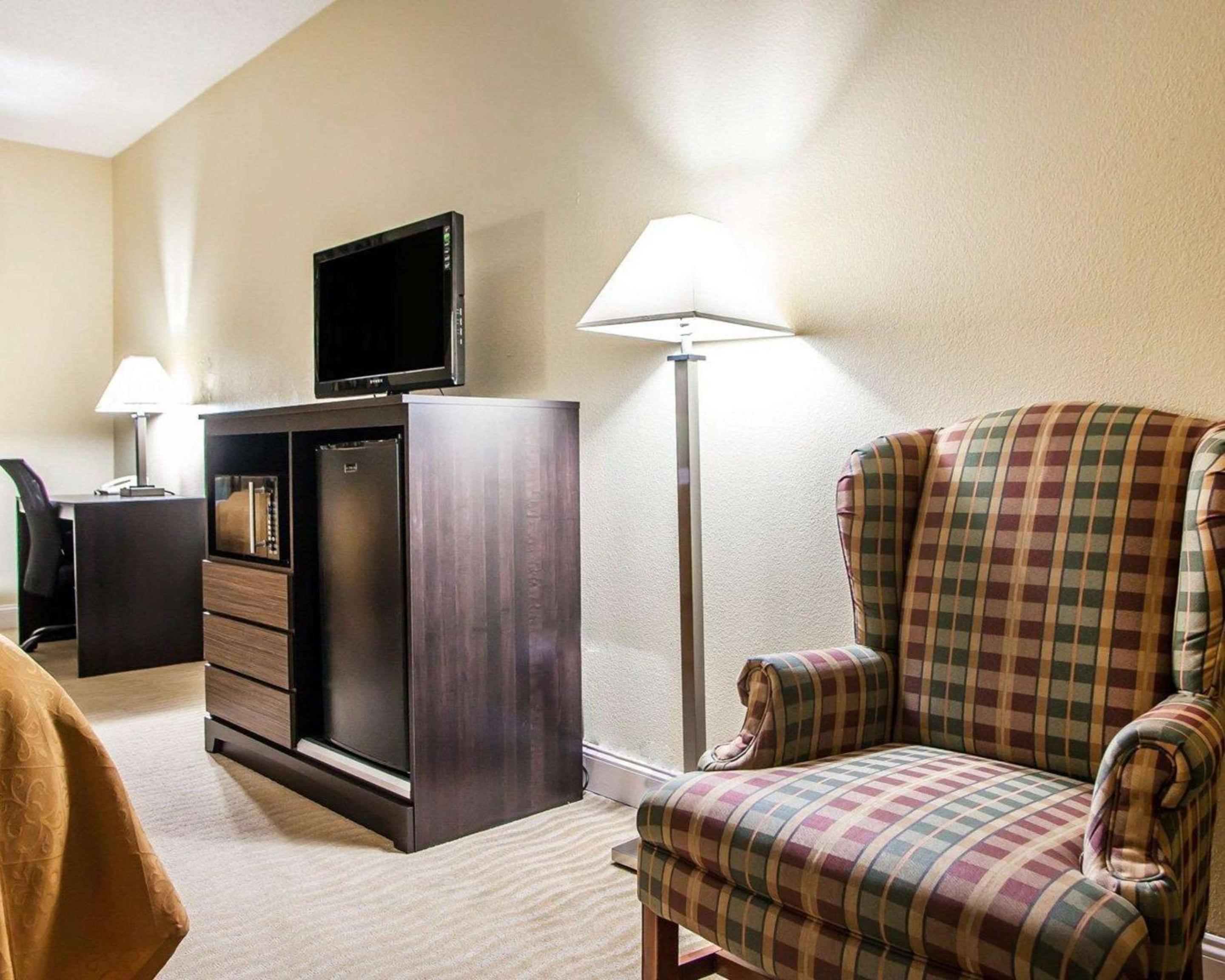 Queen Room with Two Queen Beds - Non-Smoking - Photo 3