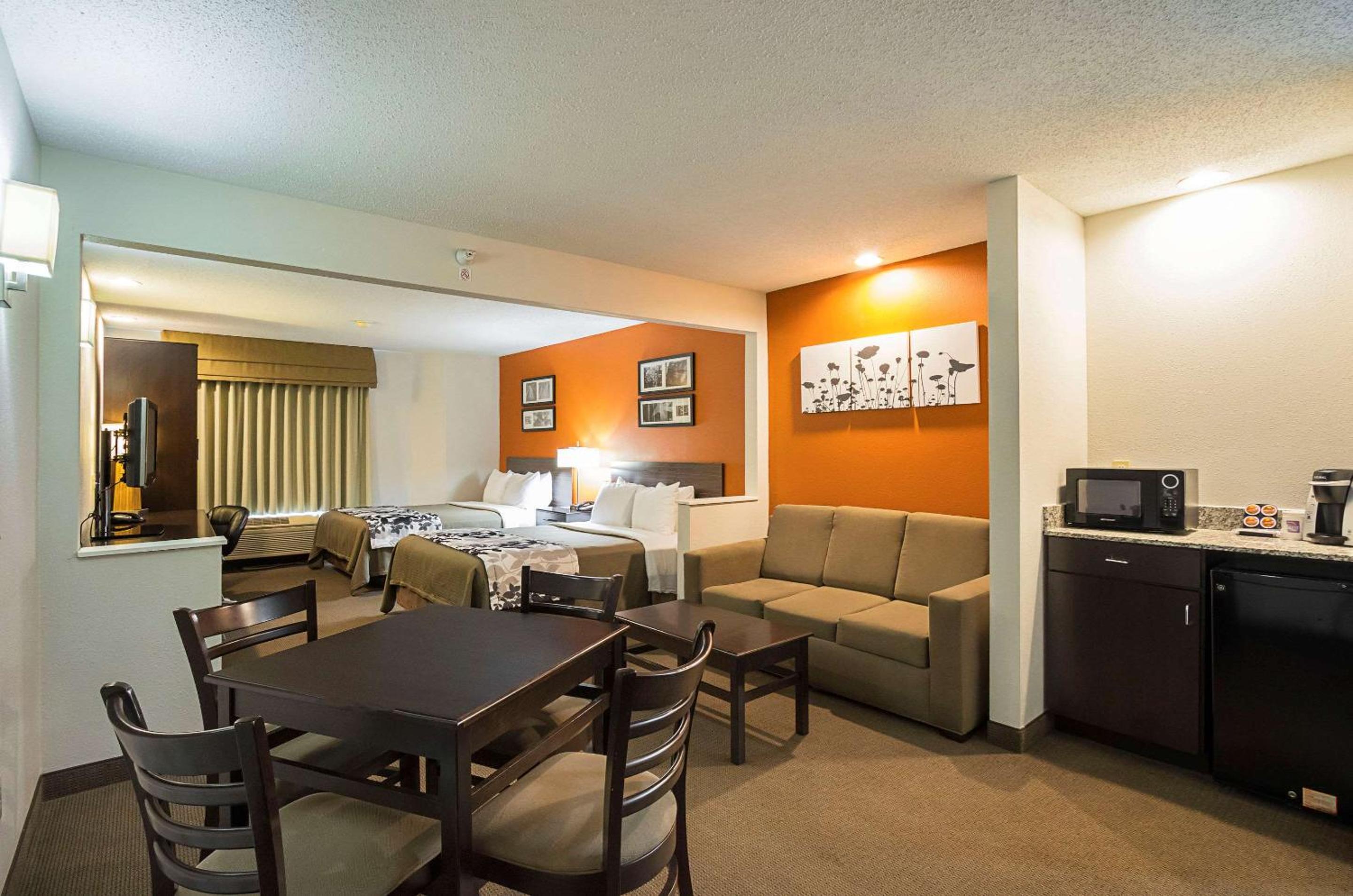 Queen Suite with Two Queen Beds - Non-Smoking - Photo 3