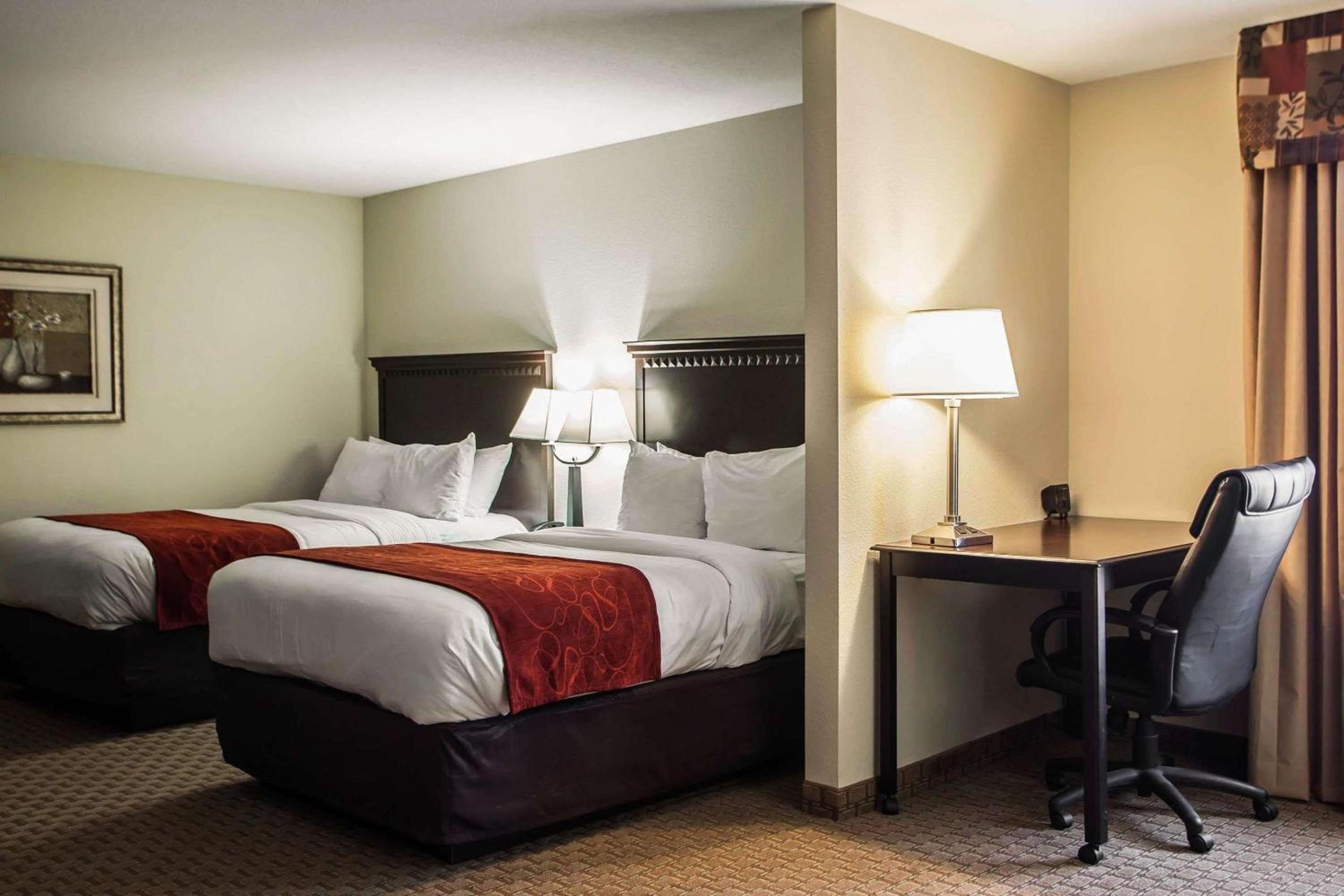 Queen Suite with Two Queen Beds - Non-Smoking - Photo 2