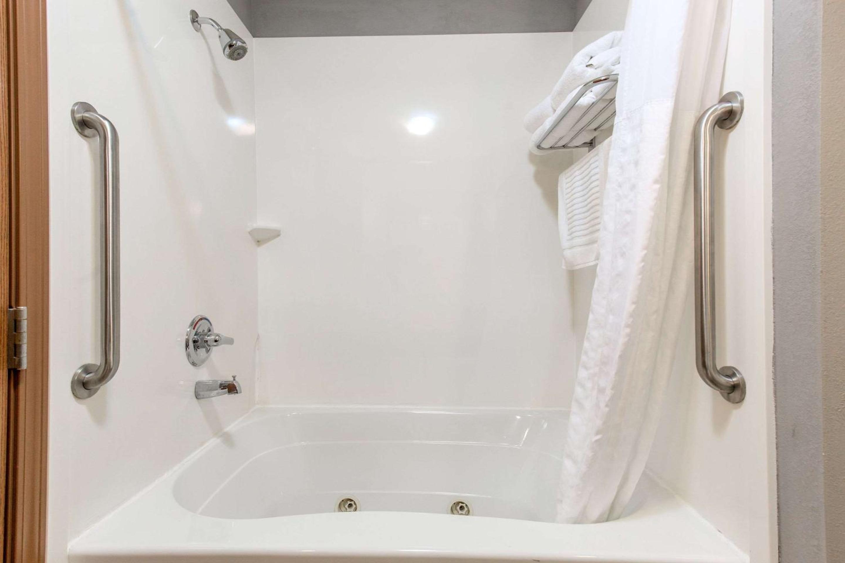 King Suite with 1 Person Whirlpool-In Bath - Accessible/Non-Smoking - Photo 3
