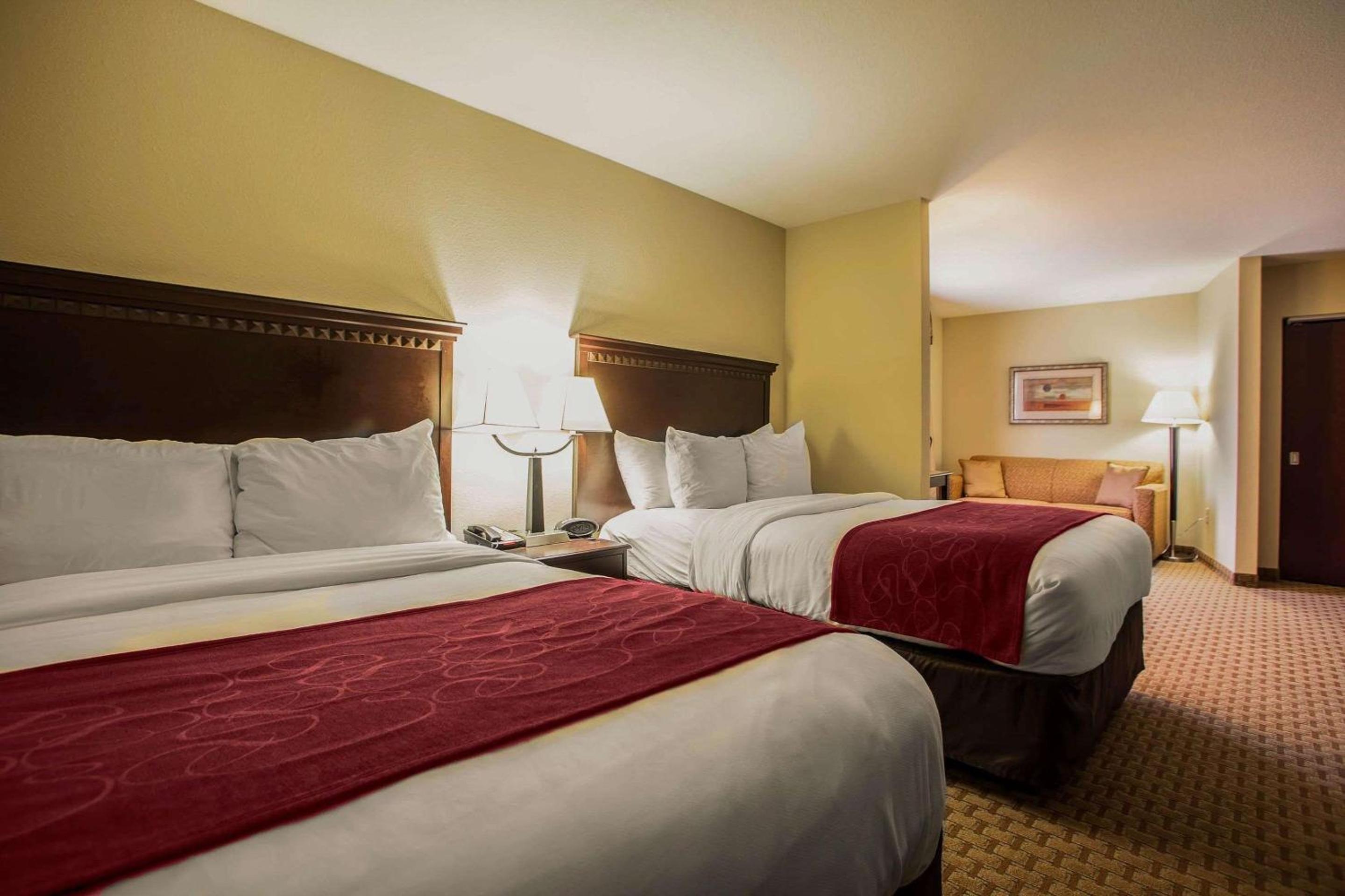 Queen Suite with Two Queen Beds - Non-Smoking - Photo 4