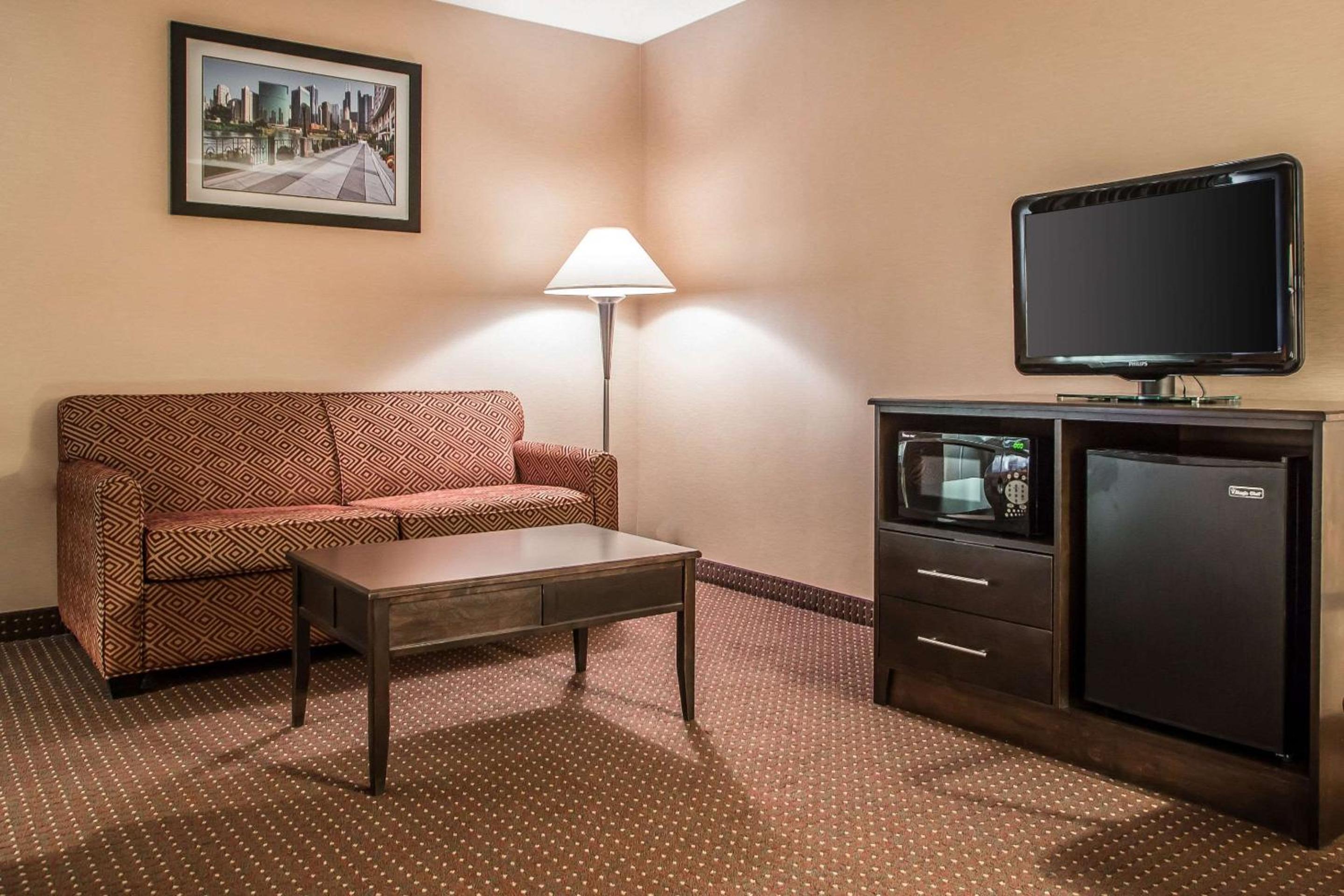 King Suite - Non-Smoking - Photo 3