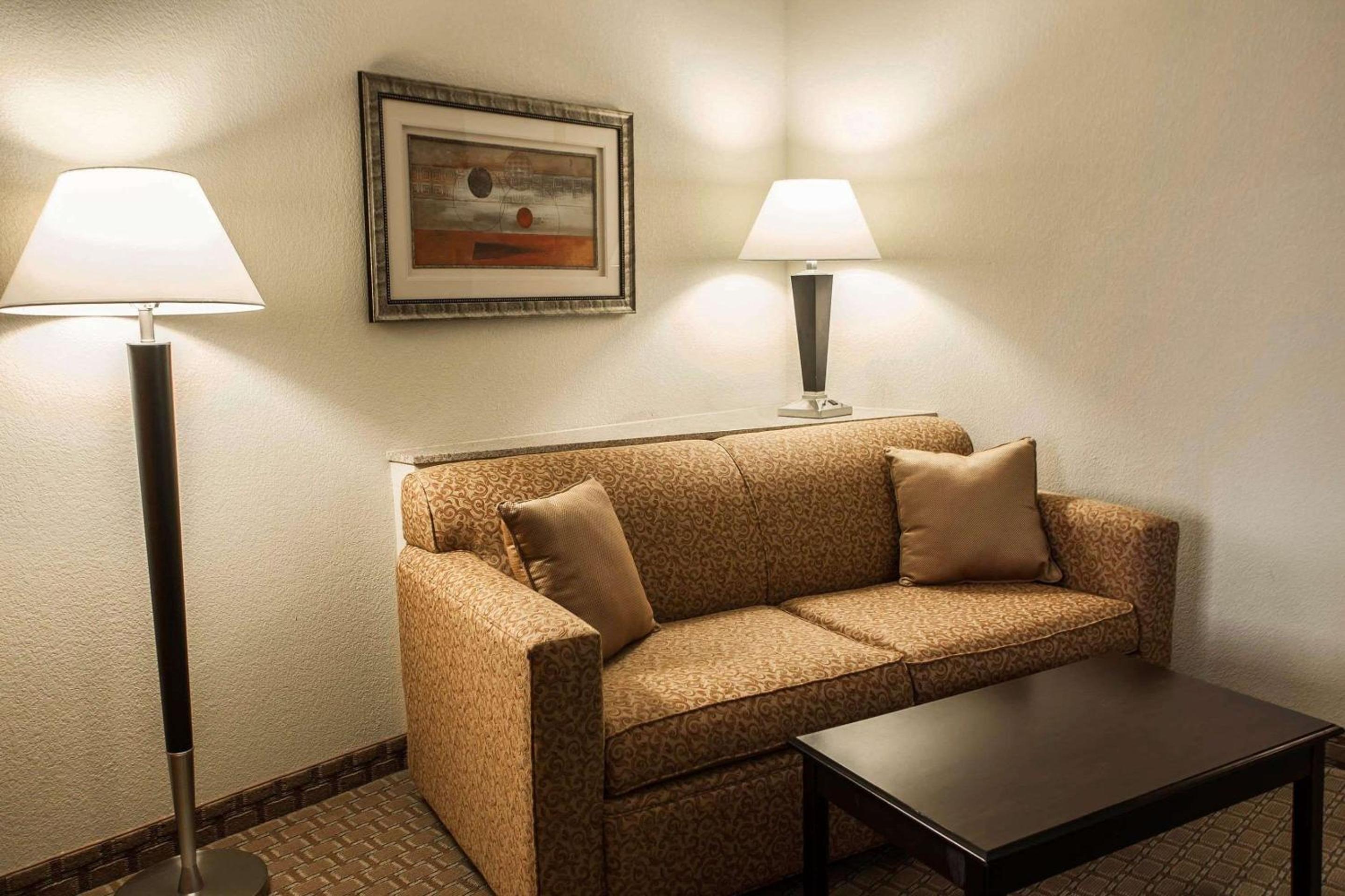 King Suite - Non-Smoking - Photo 2
