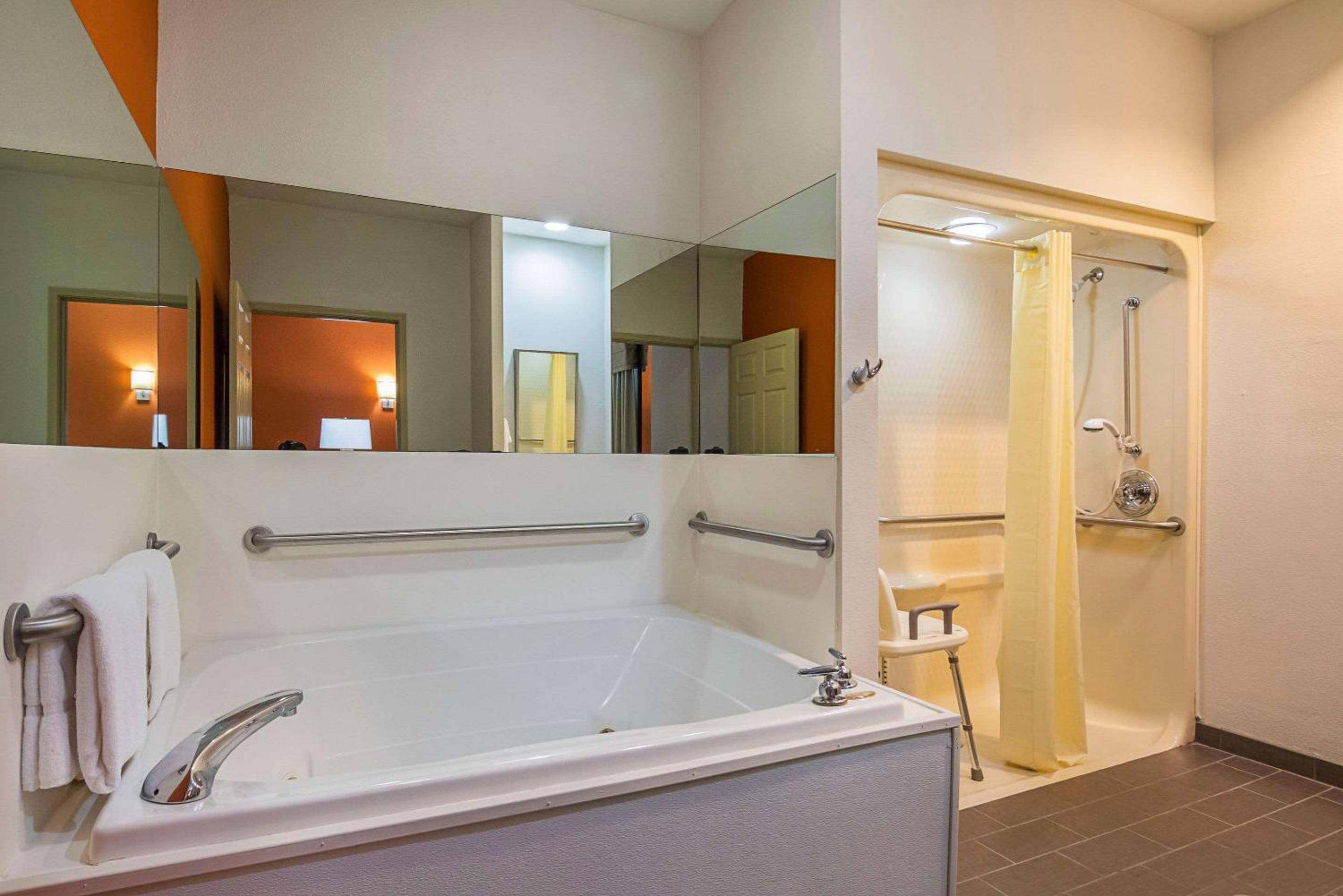 Queen Room - Accessible/Non-Smoking - Photo 2