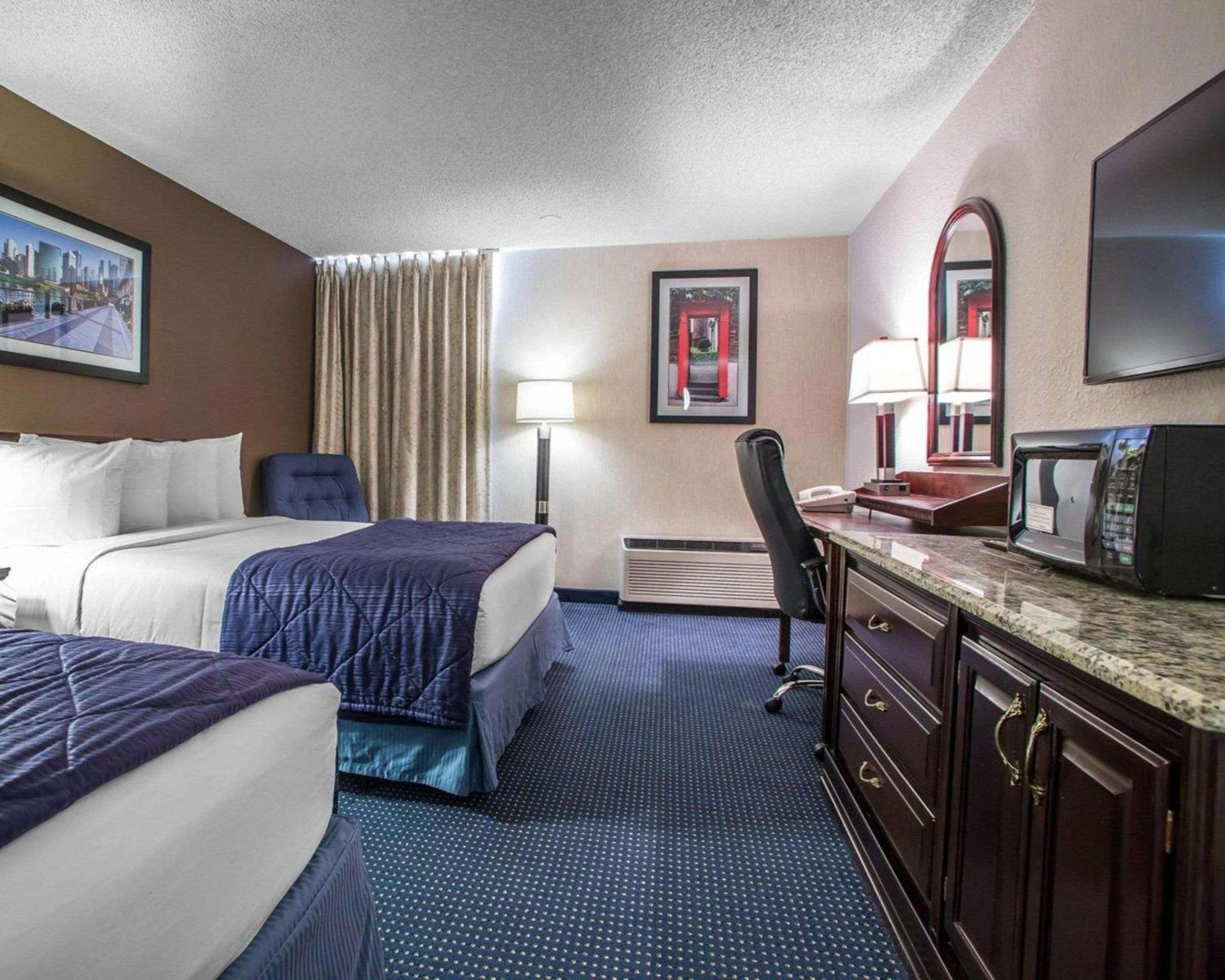 Queen Room with Two Queen Beds - Non-Smoking - Photo 1