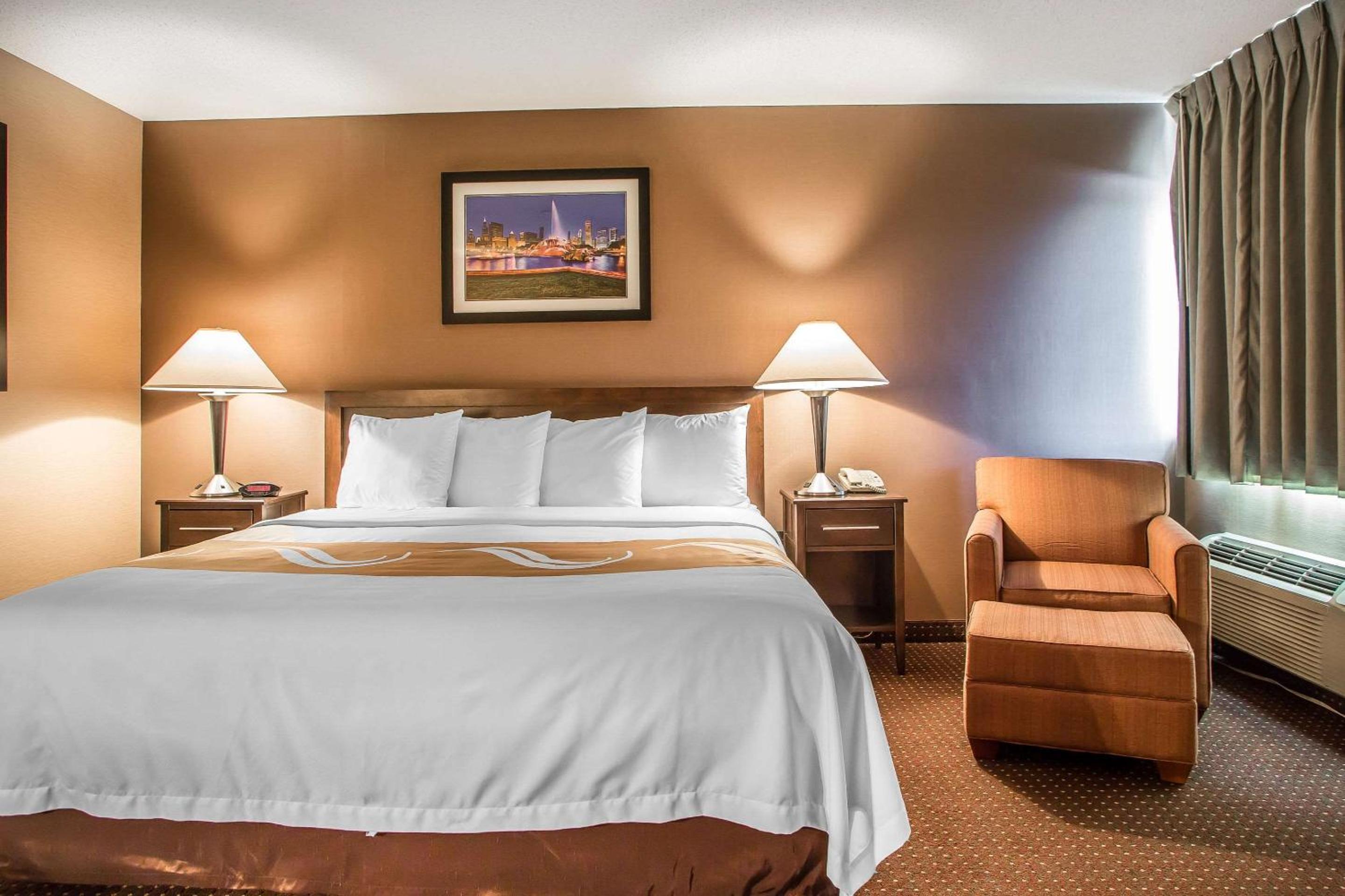 King Suite - Non-Smoking - Photo 5