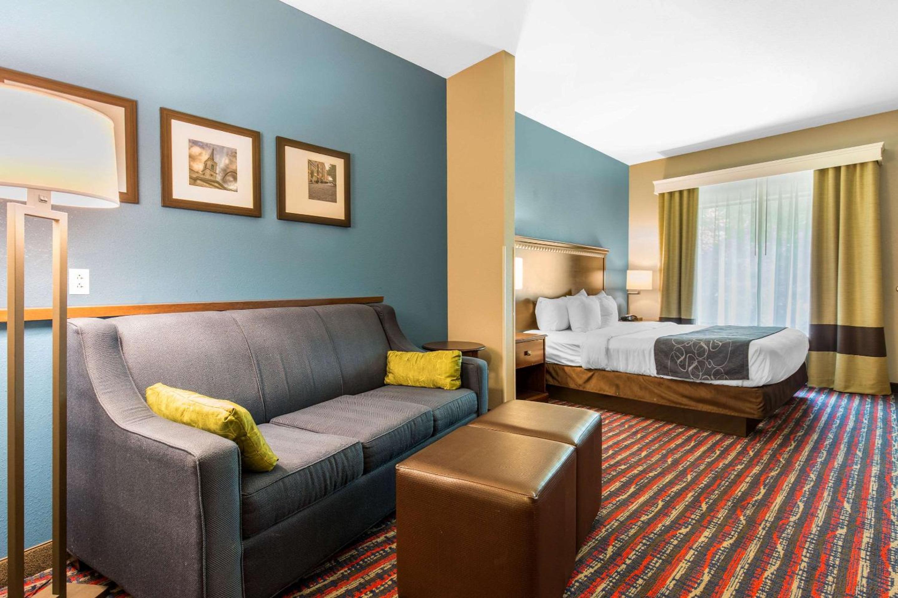 King Suite - Non-Smoking - Photo 3