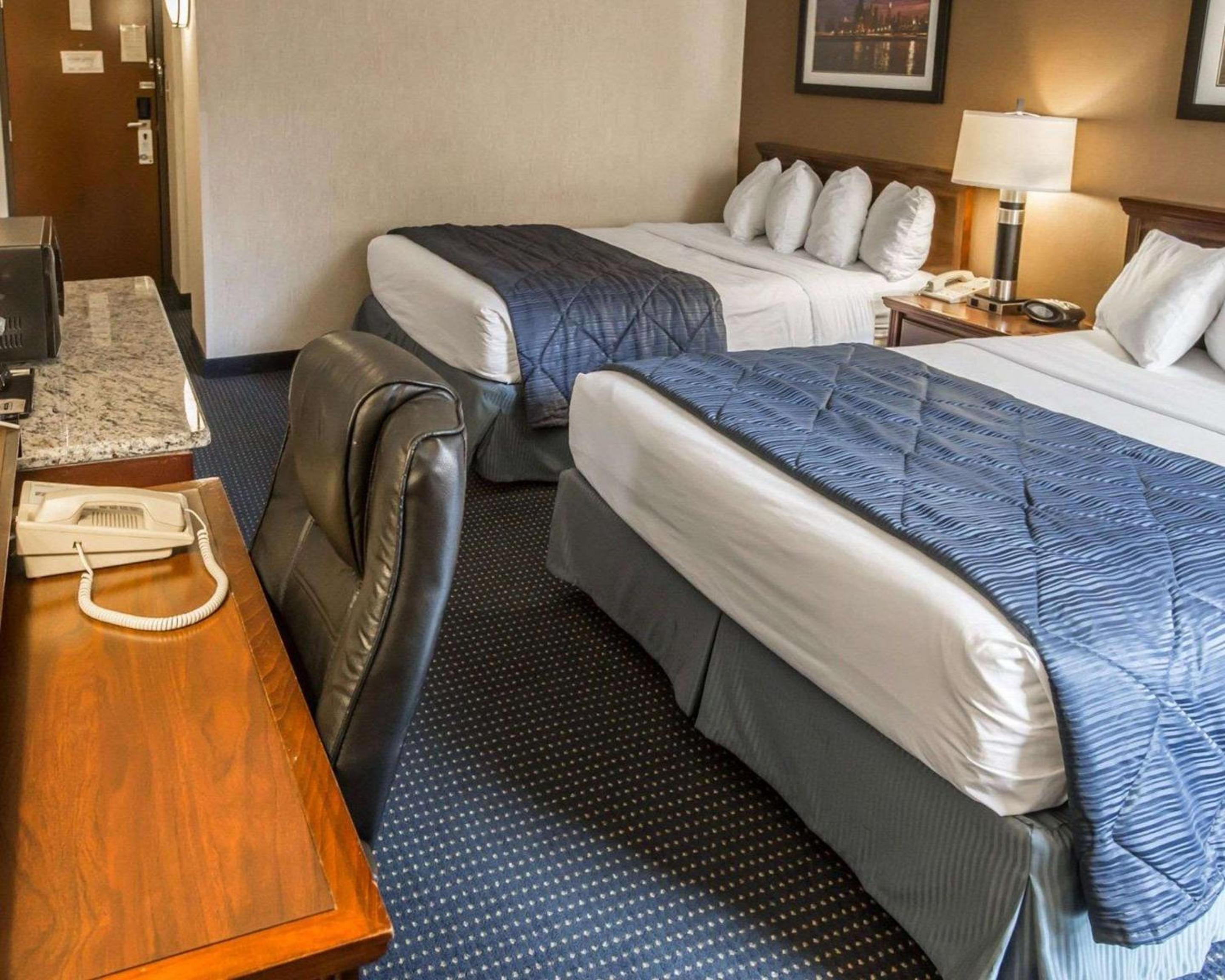 Queen Room with Two Queen Beds - Non-Smoking - Photo 3