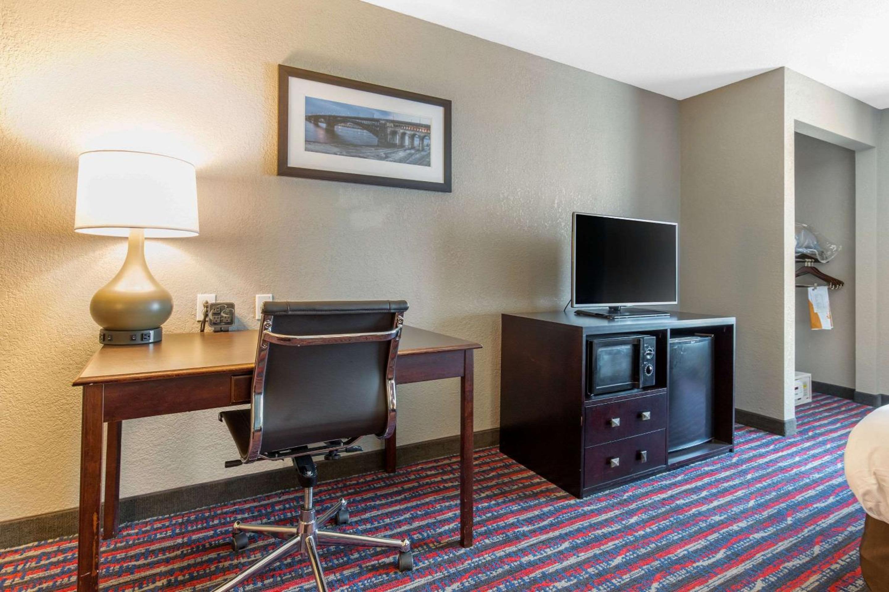 King Suite - Non-Smoking - Photo 4