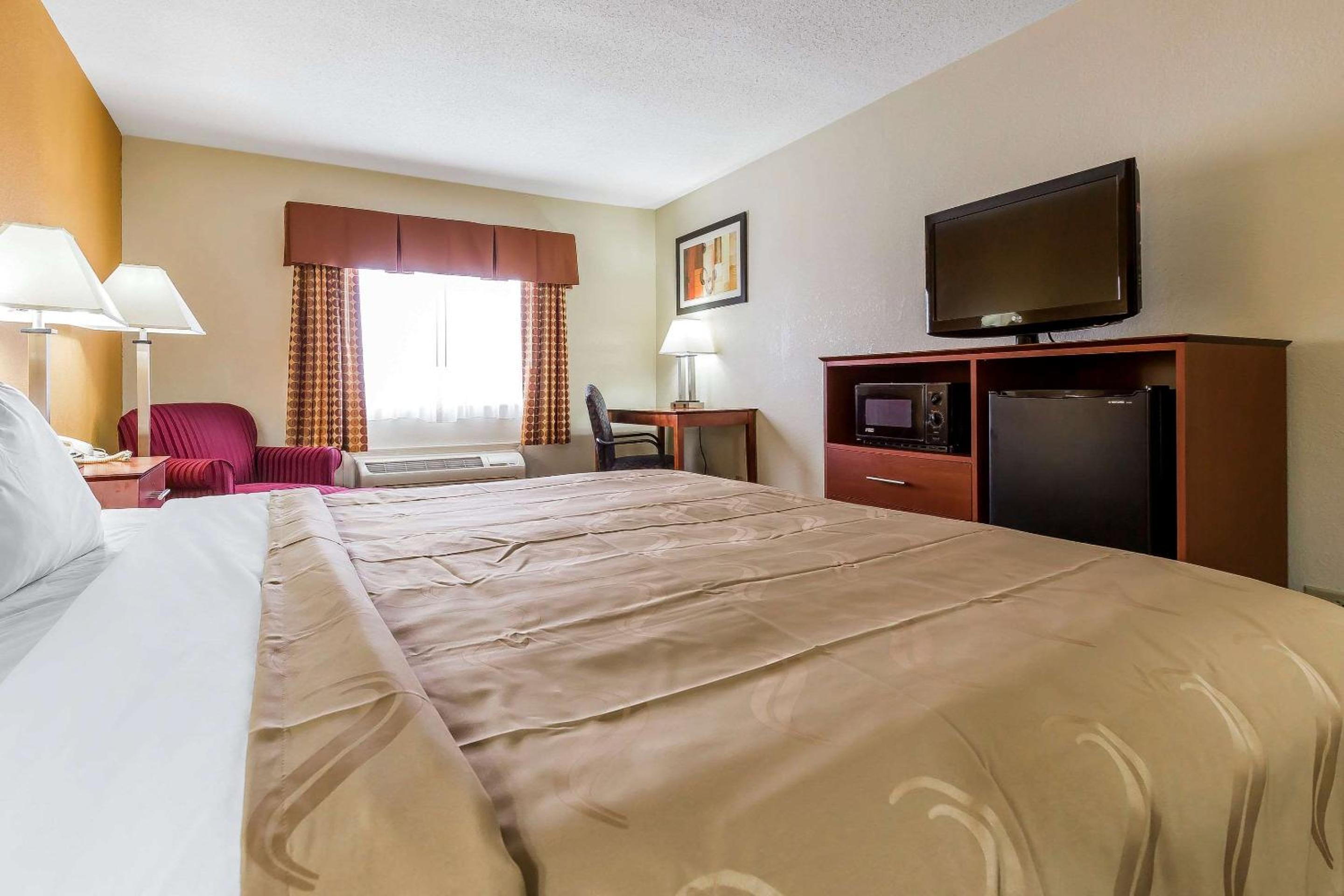 King Room - Non-Smoking - Photo 3