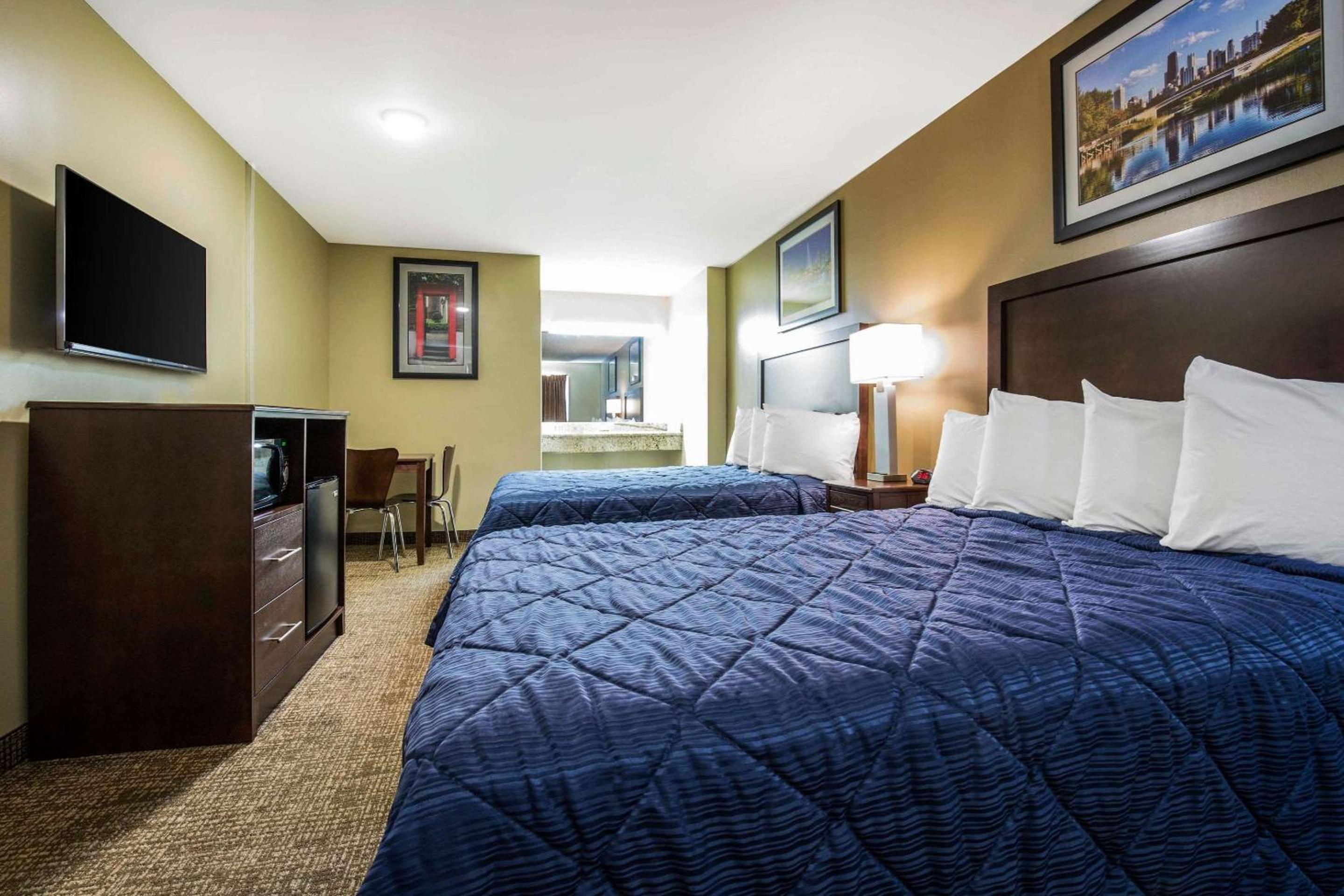 Queen Room with Two Queen Beds - Non-Smoking - Photo 1