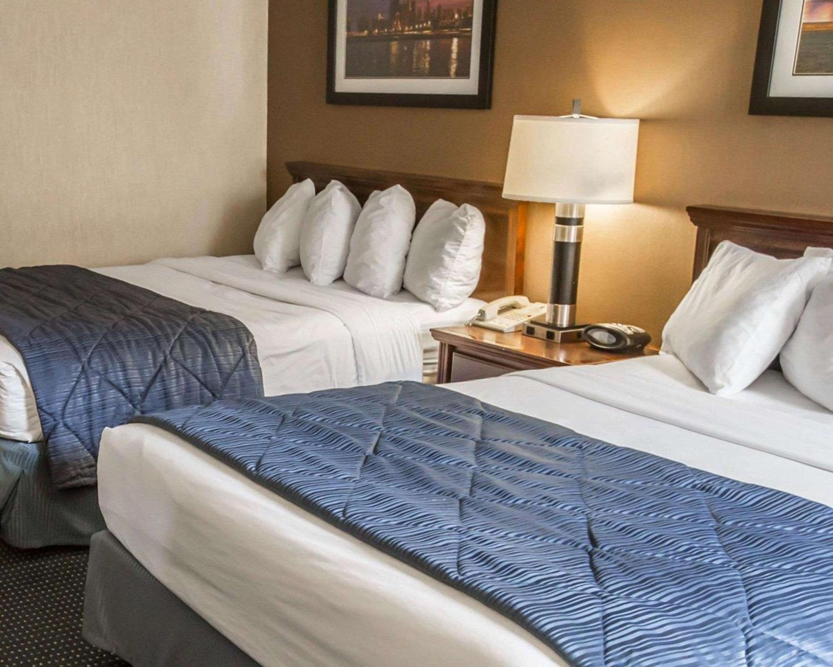 Queen Room with Two Queen Beds - Non-Smoking - Photo 4