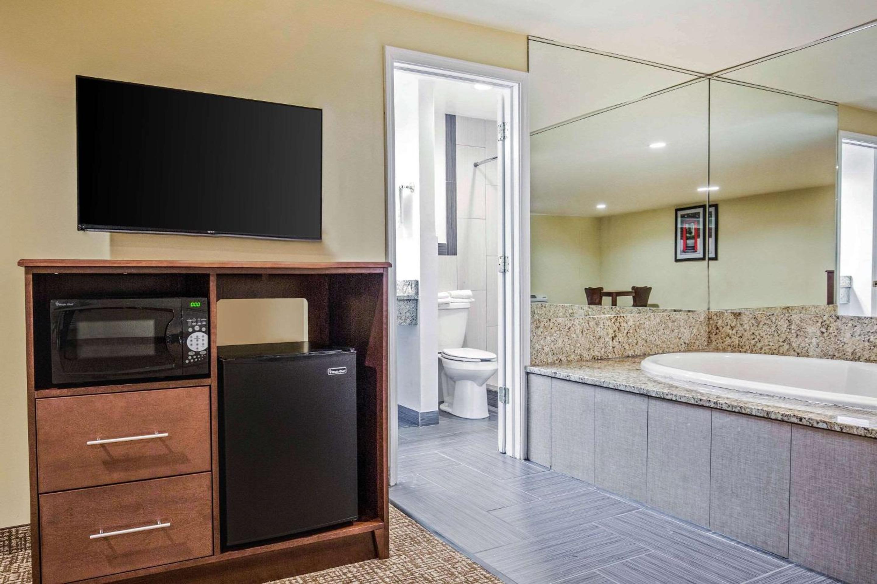 King Suite with Spa Bath - Non-Smoking - Photo 5
