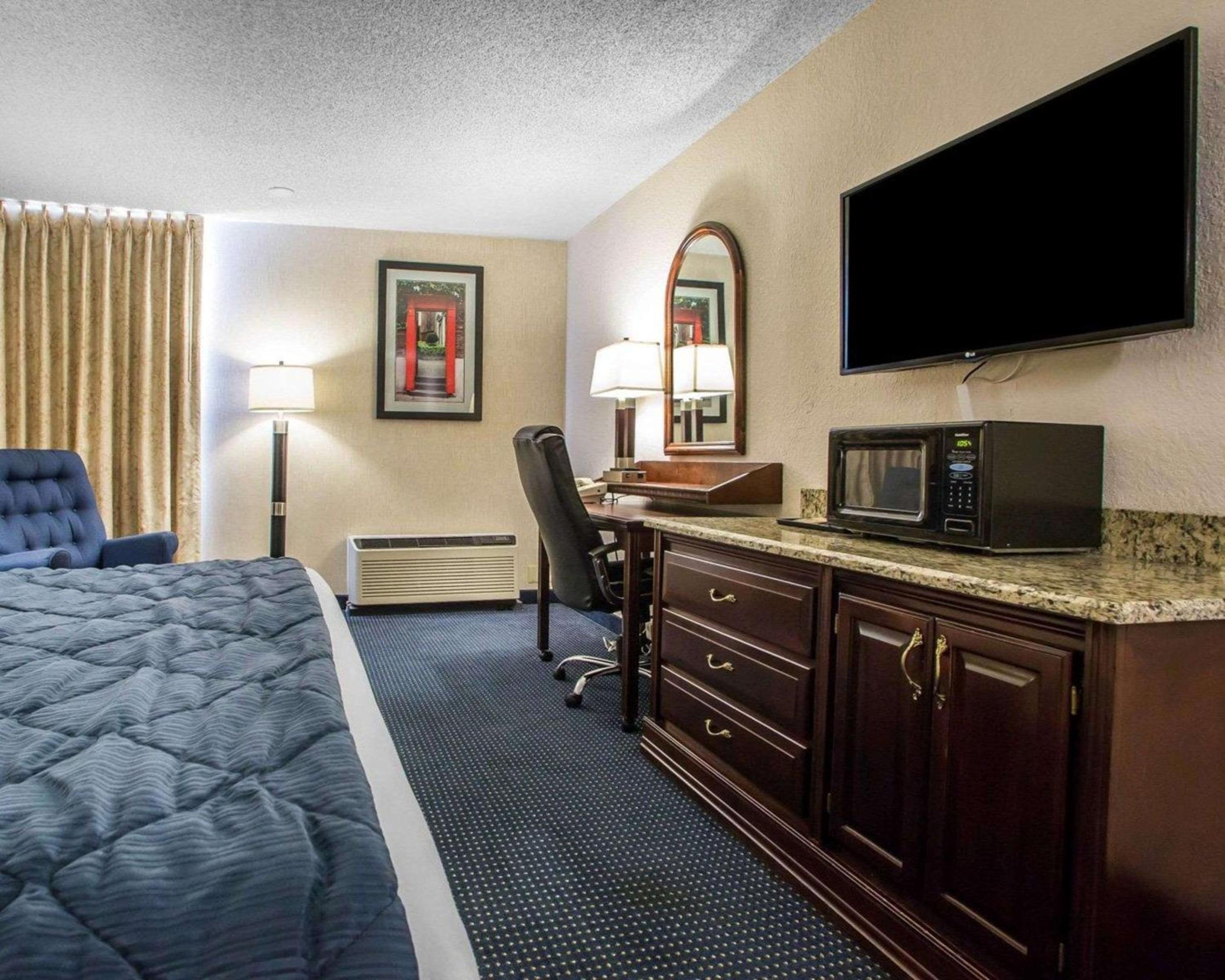 King Room - Non-Smoking - Photo 3