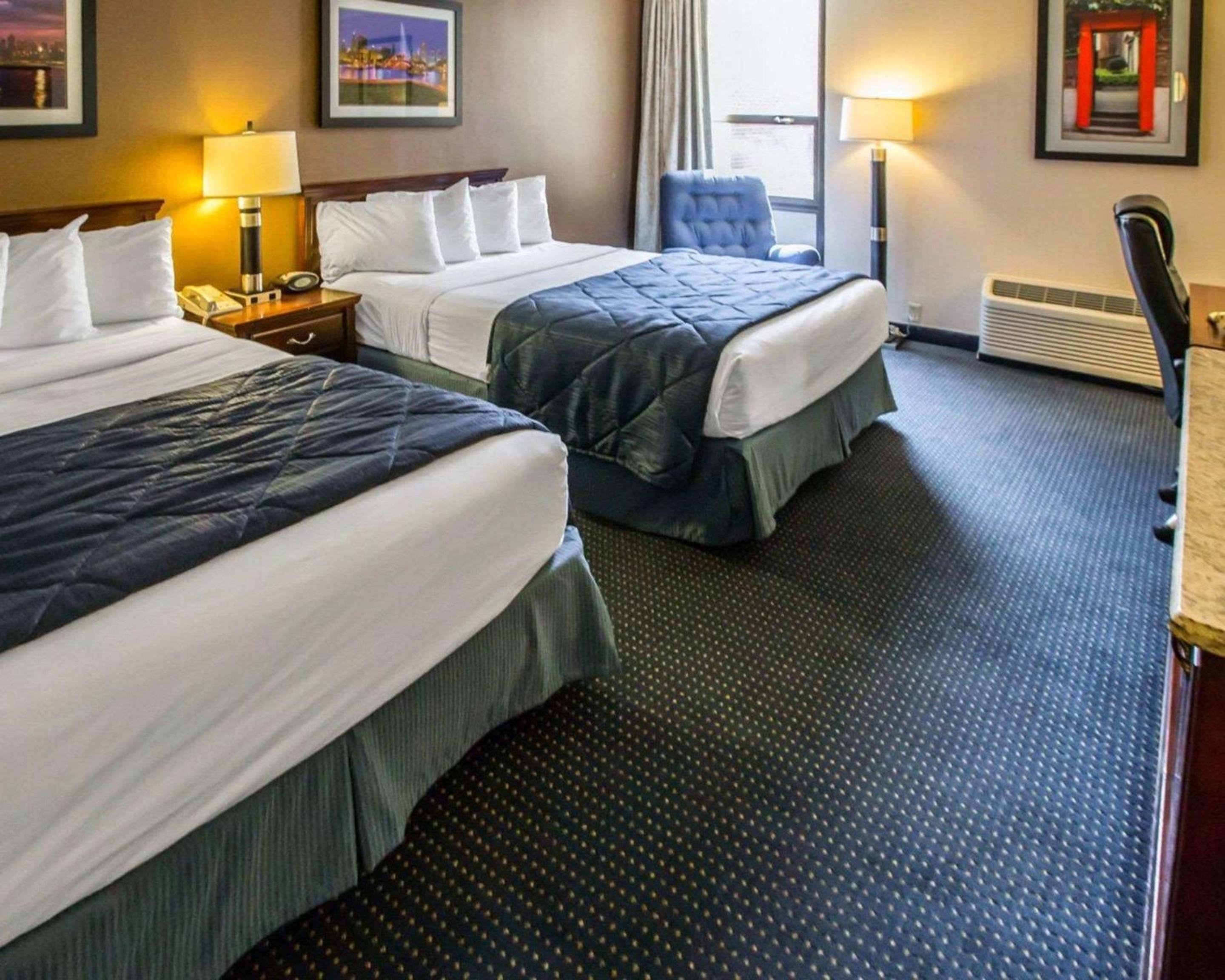 Queen Room with Two Queen Beds - Non-Smoking - Photo 2