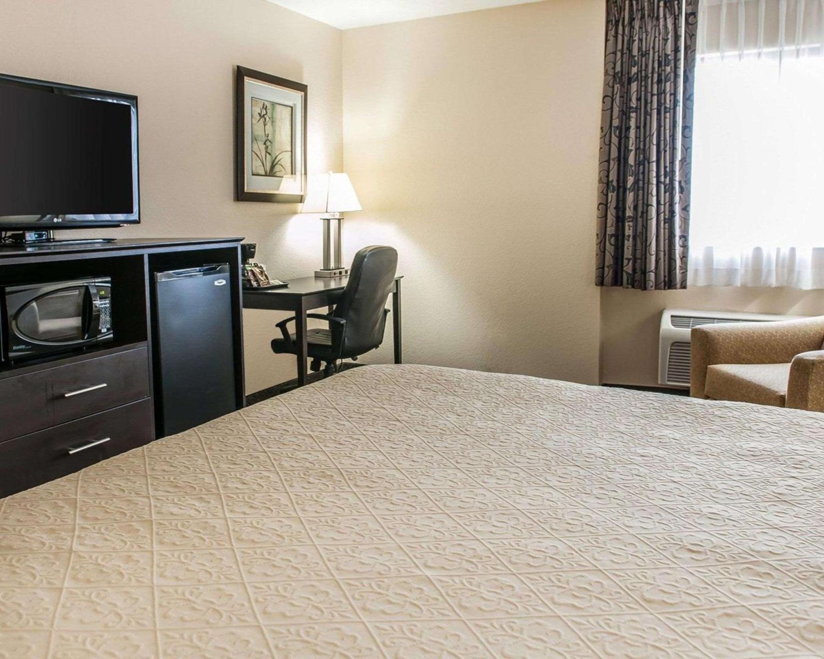 King Room - Non-Smoking - Photo 3