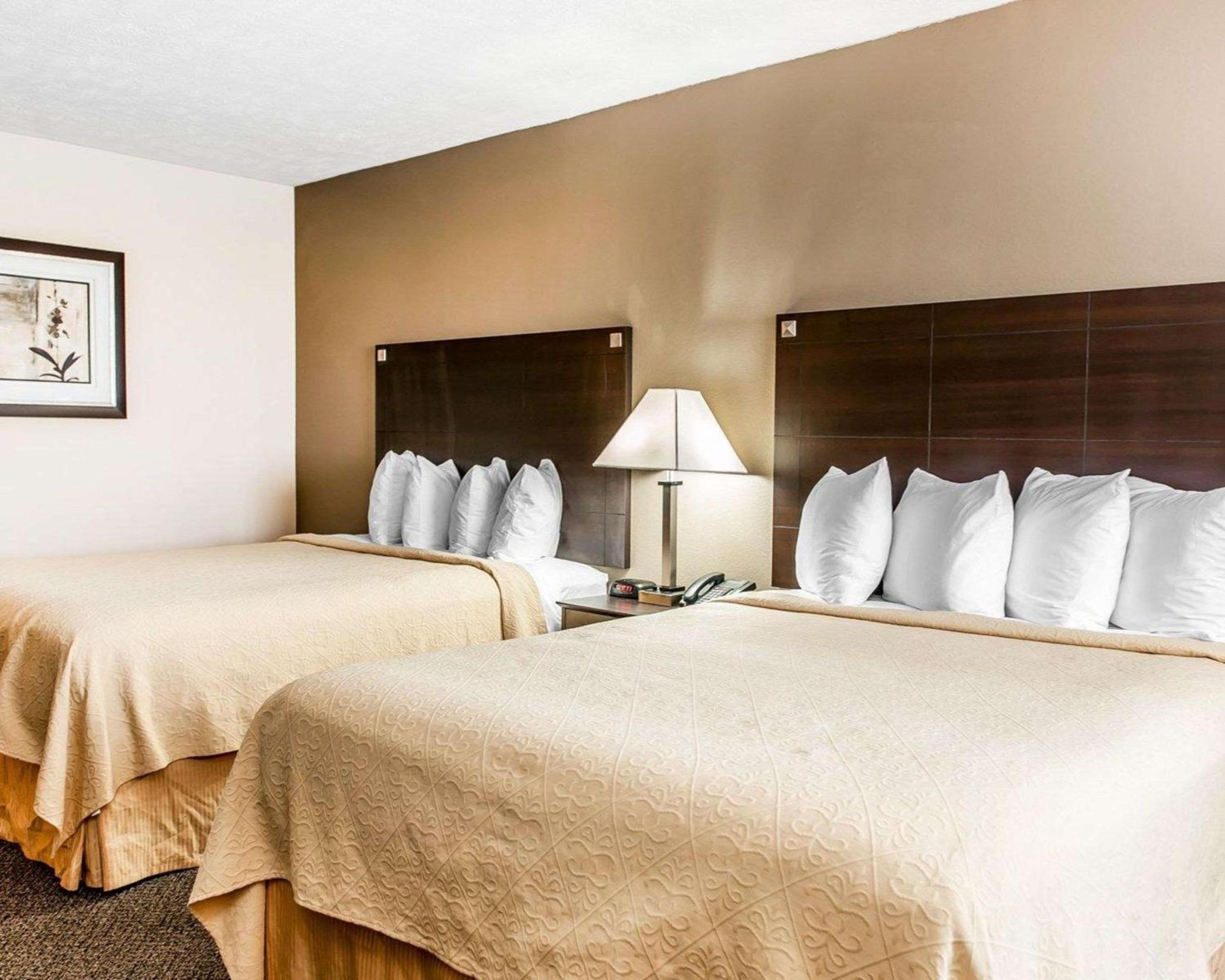 Queen Room with Two Queen Beds - Non-Smoking - Photo 2