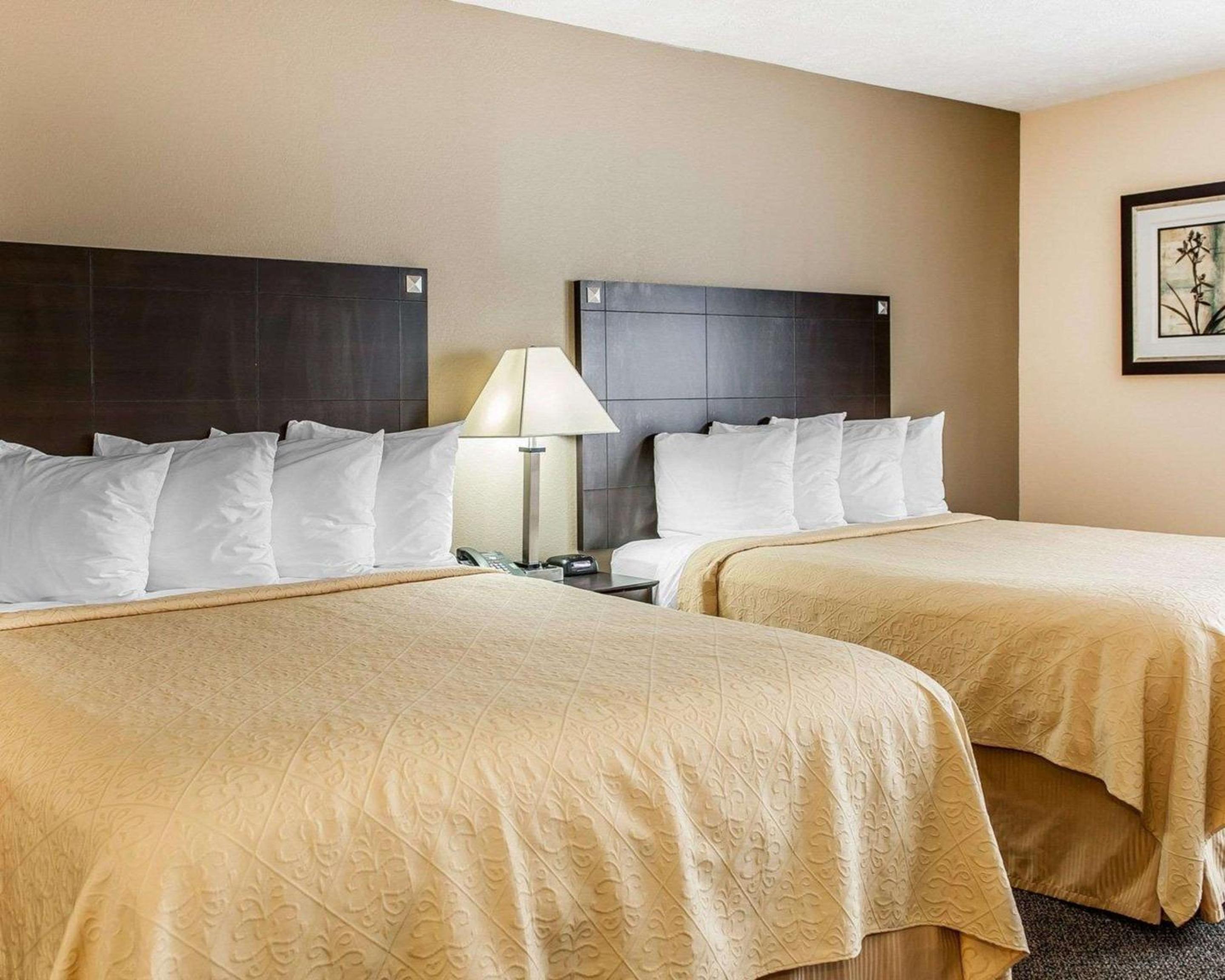 Queen Room with Two Queen Beds - Non-Smoking - Photo 4