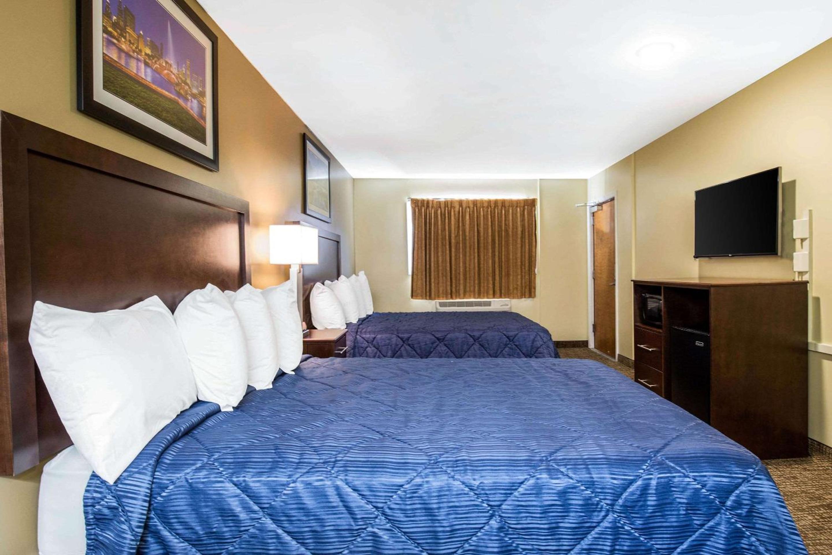 Queen Room with Two Queen Beds - Non-Smoking - Photo 4
