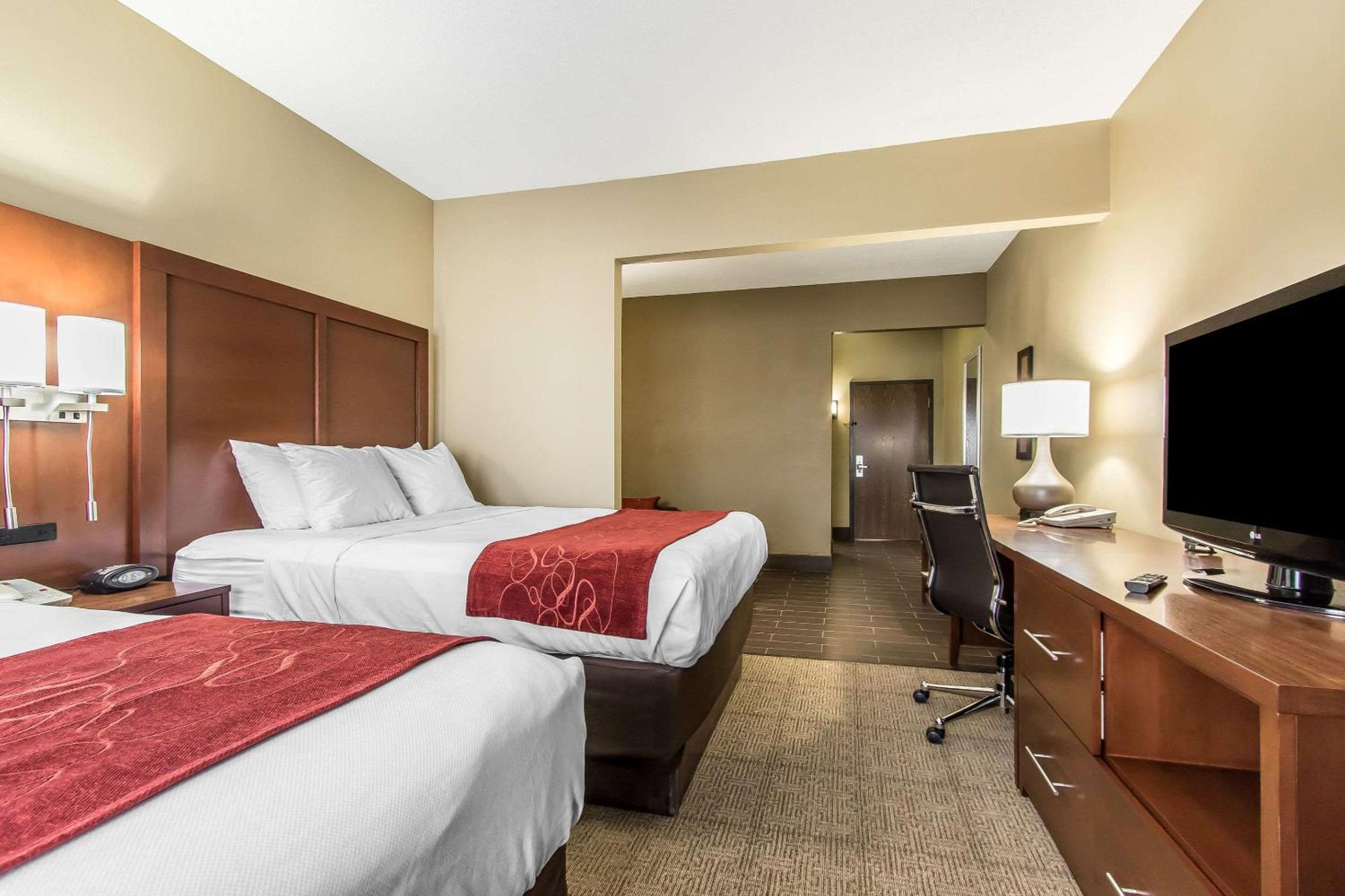 Queen Suite with Two Queen Beds - Non-Smoking - Photo 1