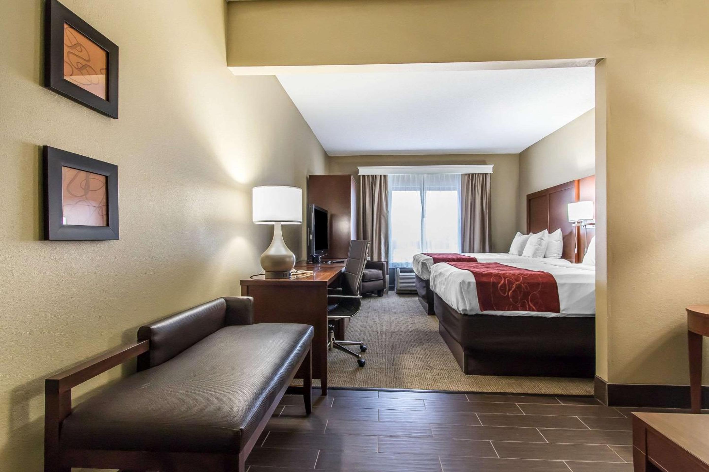 Queen Suite with Two Queen Beds - Non-Smoking - Photo 3