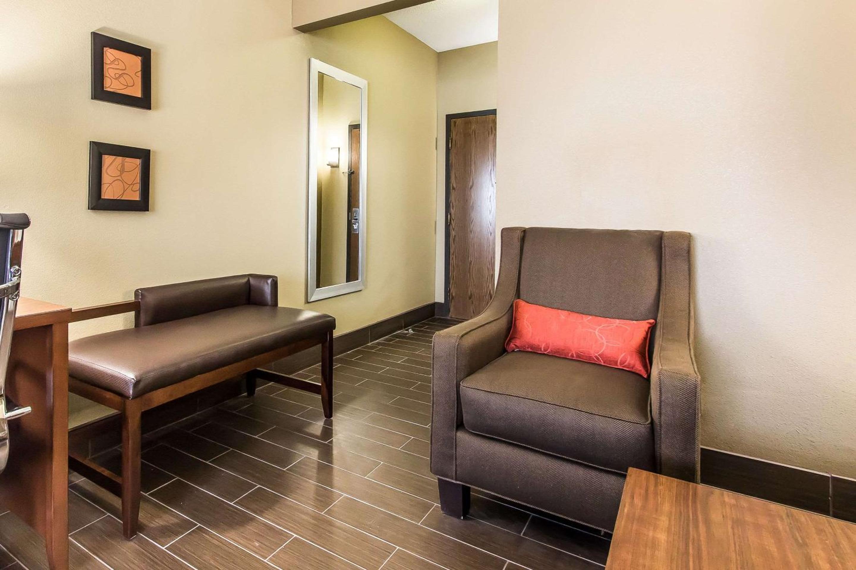 King Suite - Non-Smoking photo 2