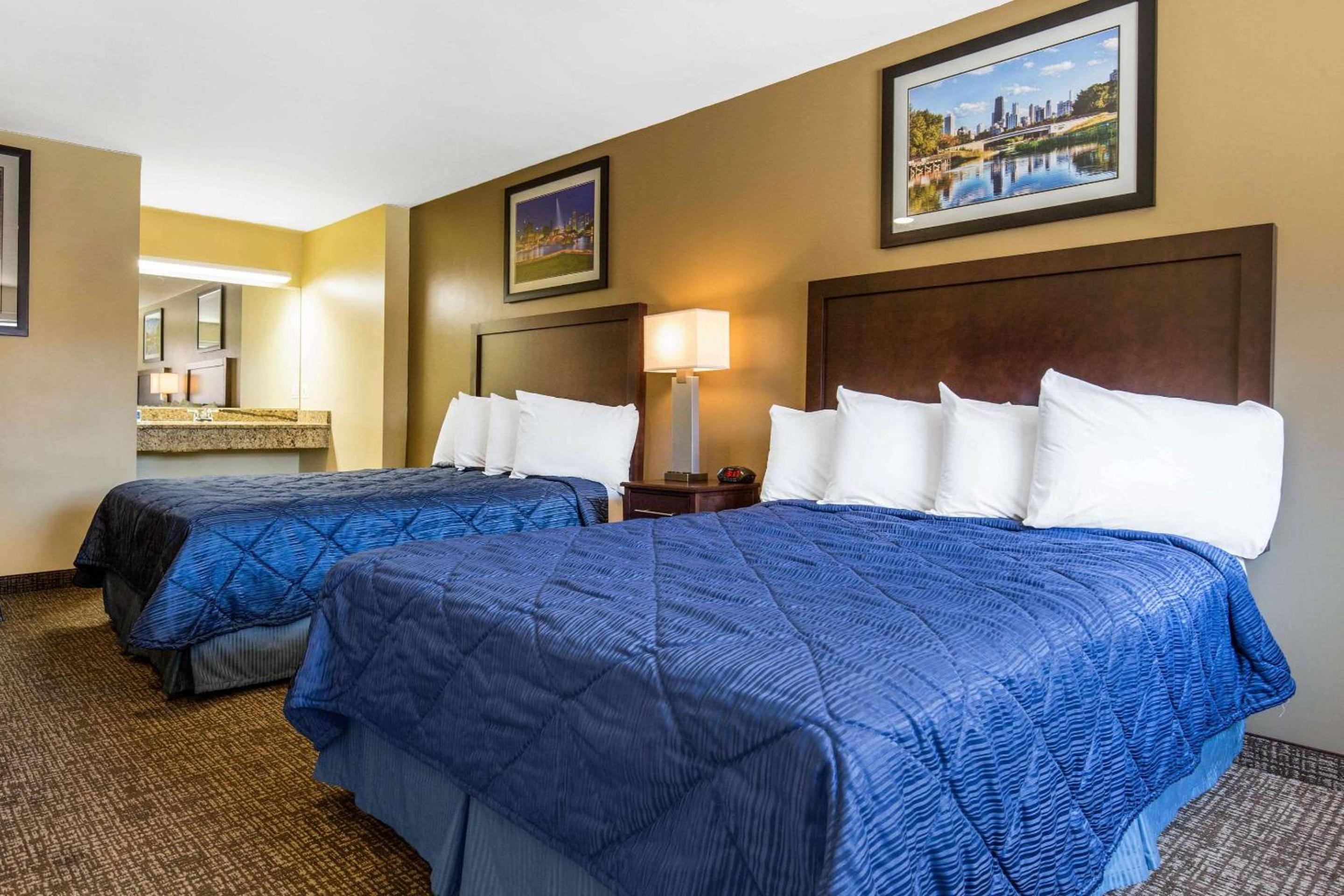 Queen Room with Two Queen Beds - Non-Smoking - Photo 2