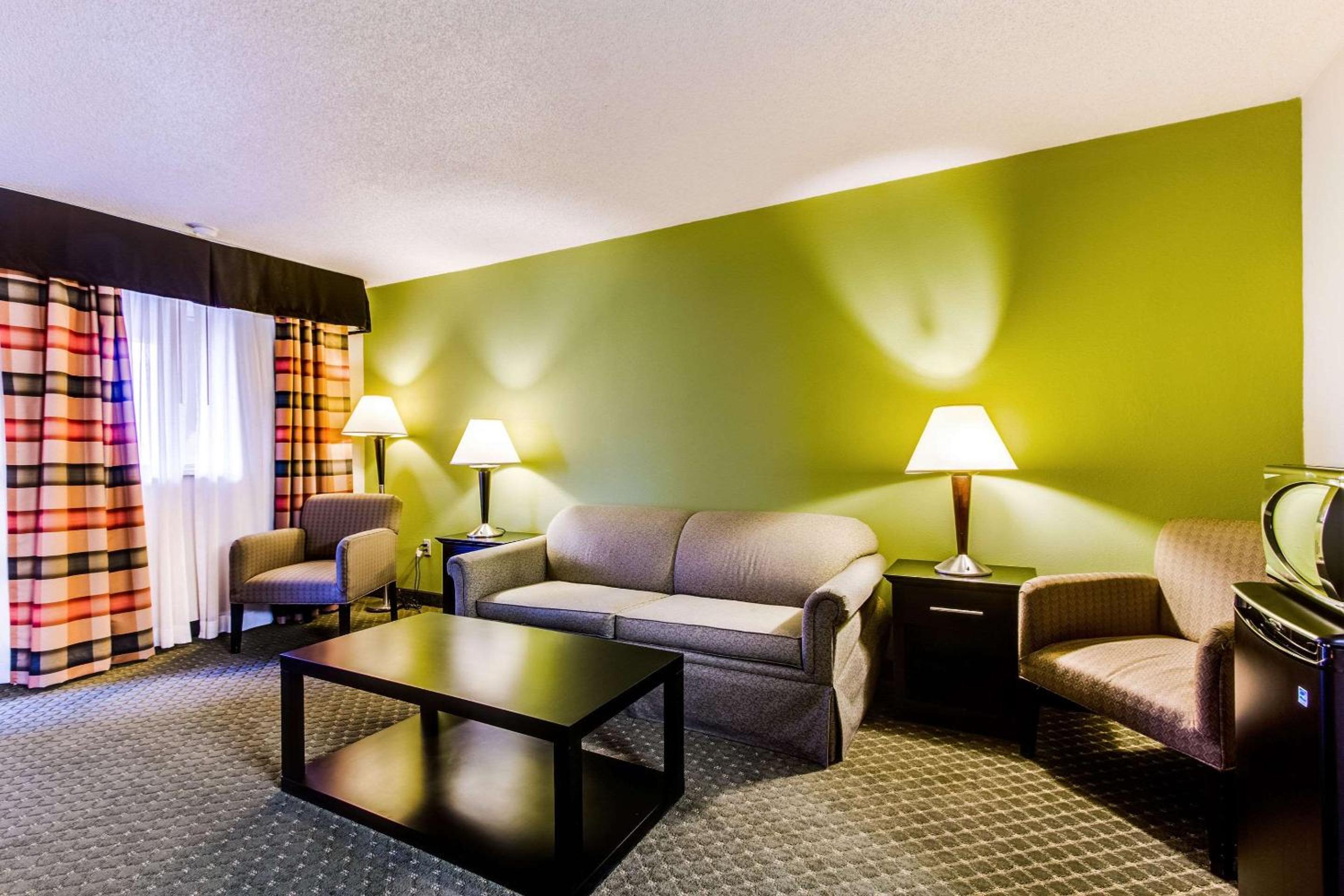 Suite with Two Double Beds- Non- Smoking - Photo 1