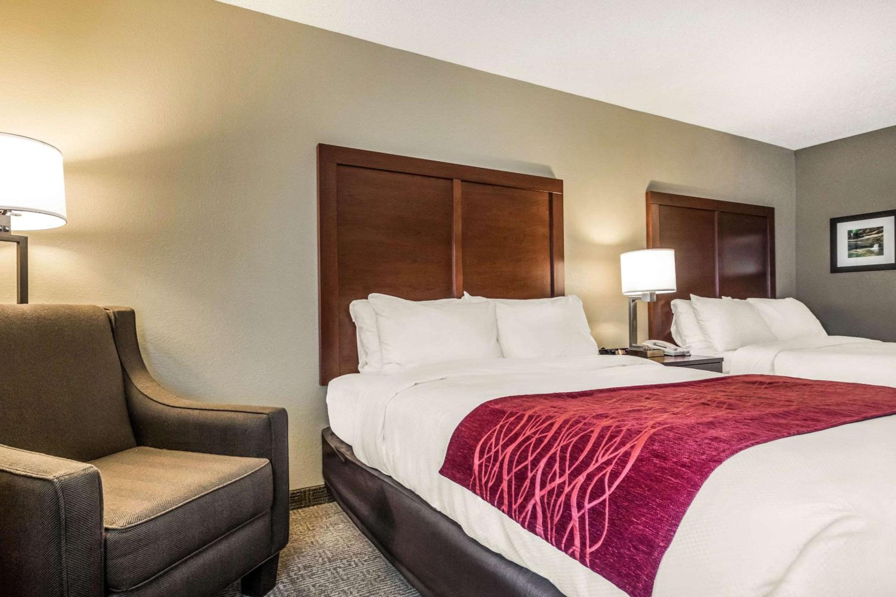 Standard Queen Room with Two Queen Beds - Photo 3