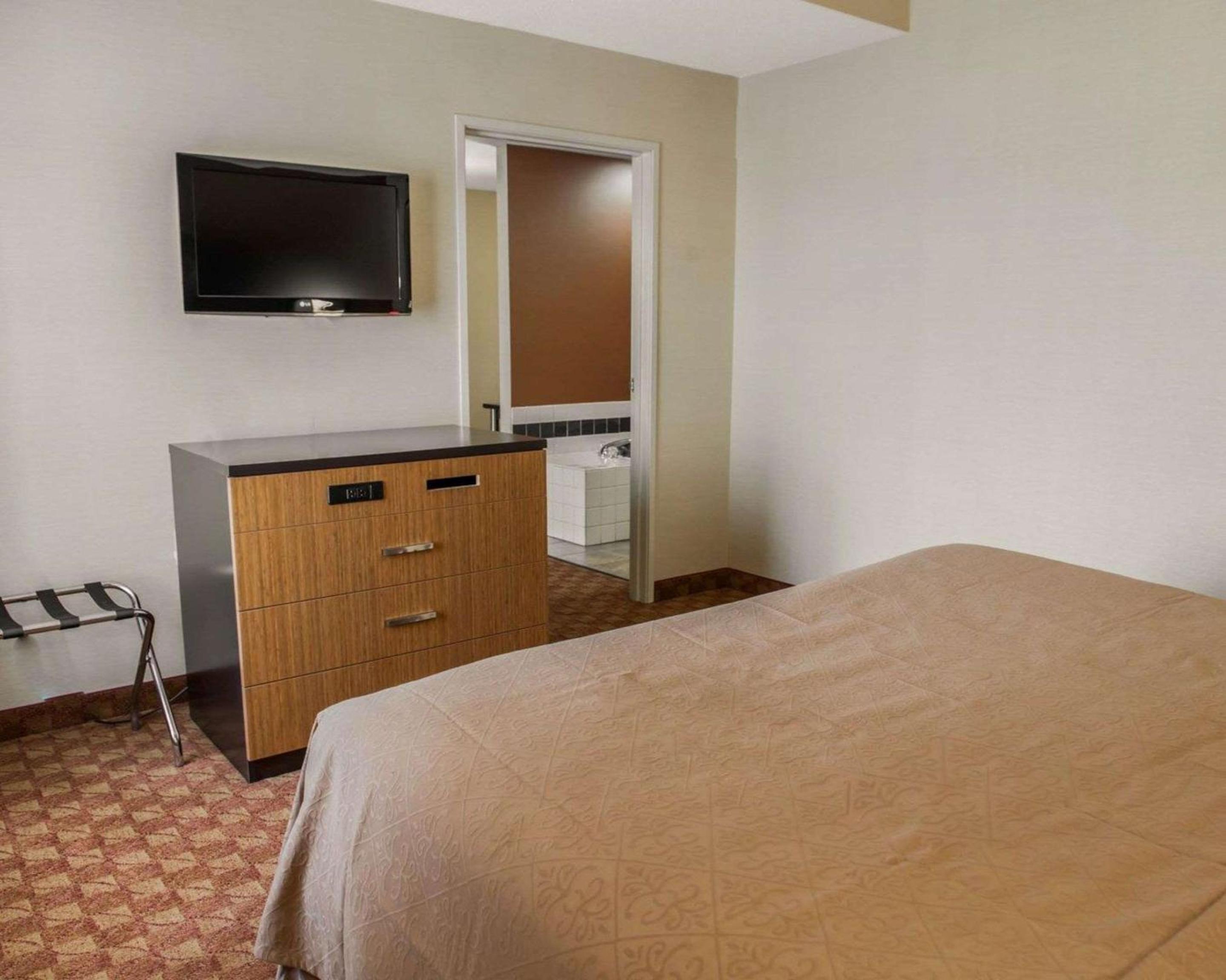 King Suite - Accessible/Non-Smoking - Photo 6